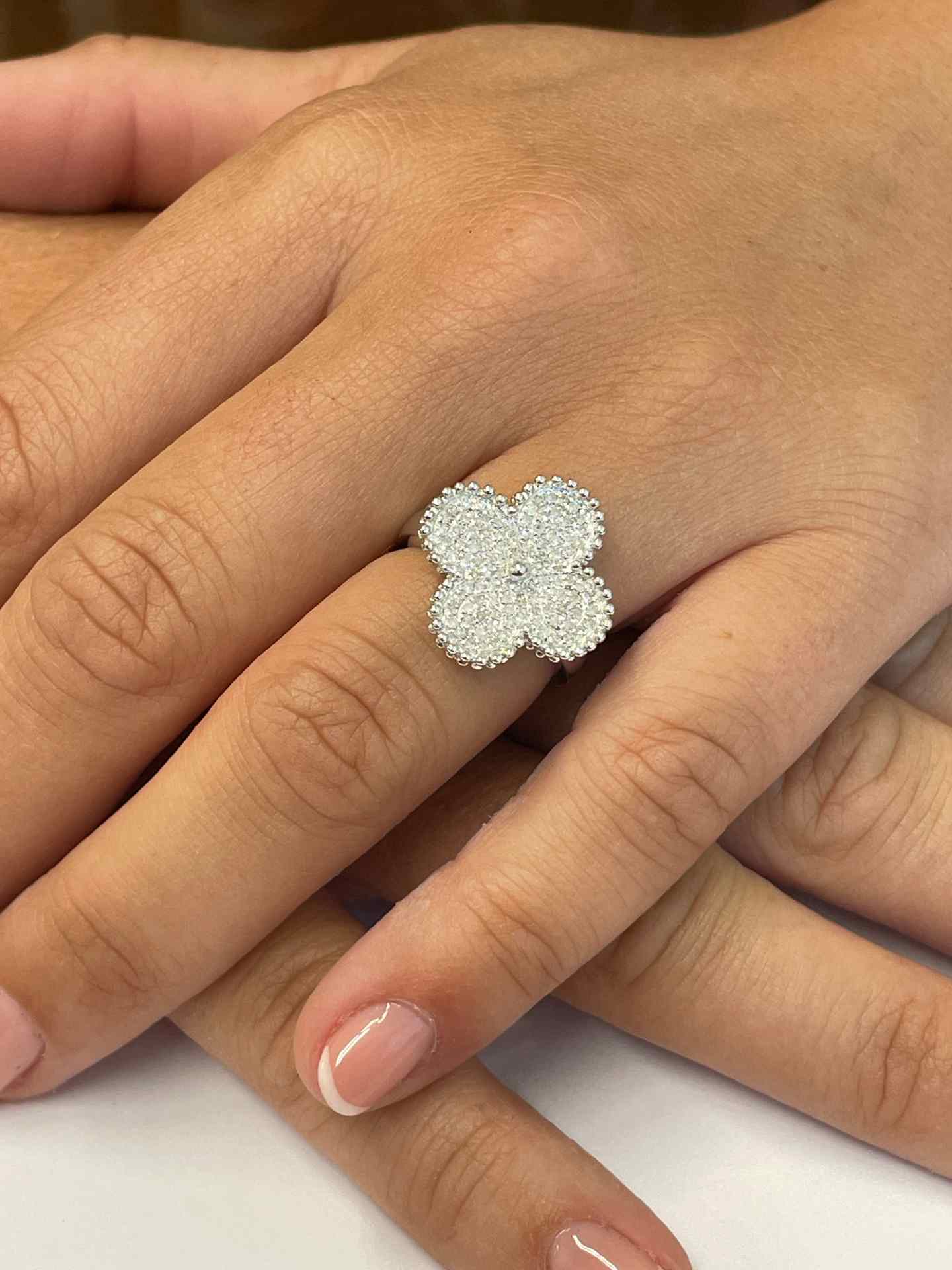 Anillo RENTERIA en oro blanco de 18 ktes con brillantes en pavé.
