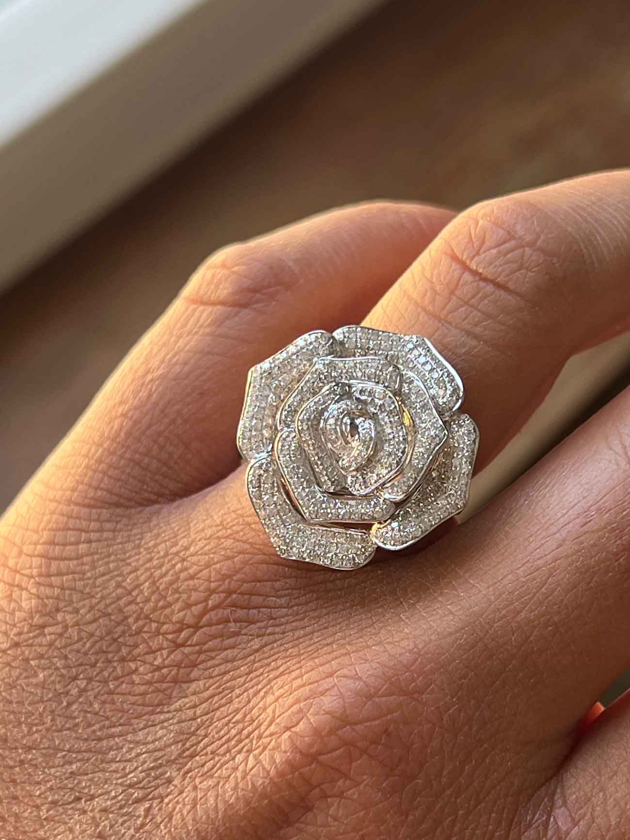 PRAIANO, anillo de oro con diamantes y rosa.