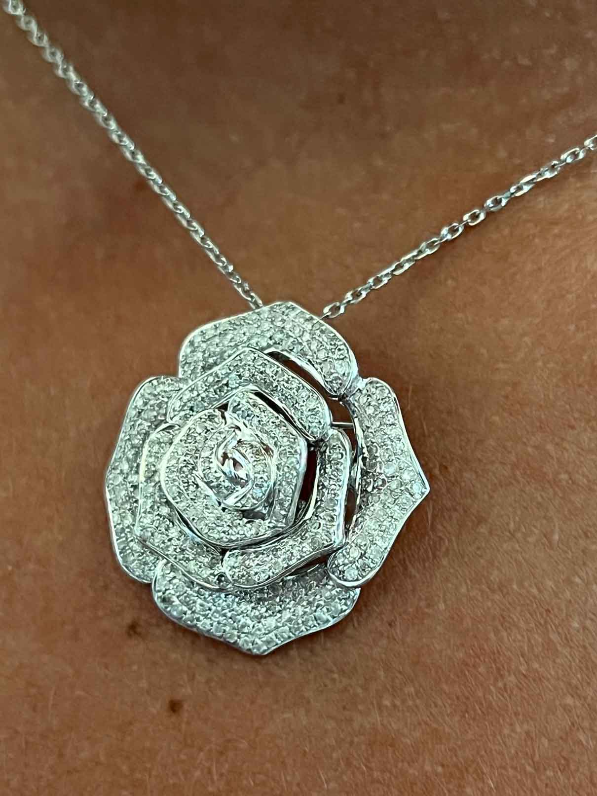 PRAIANO, anillo de oro con diamantes y rosa.