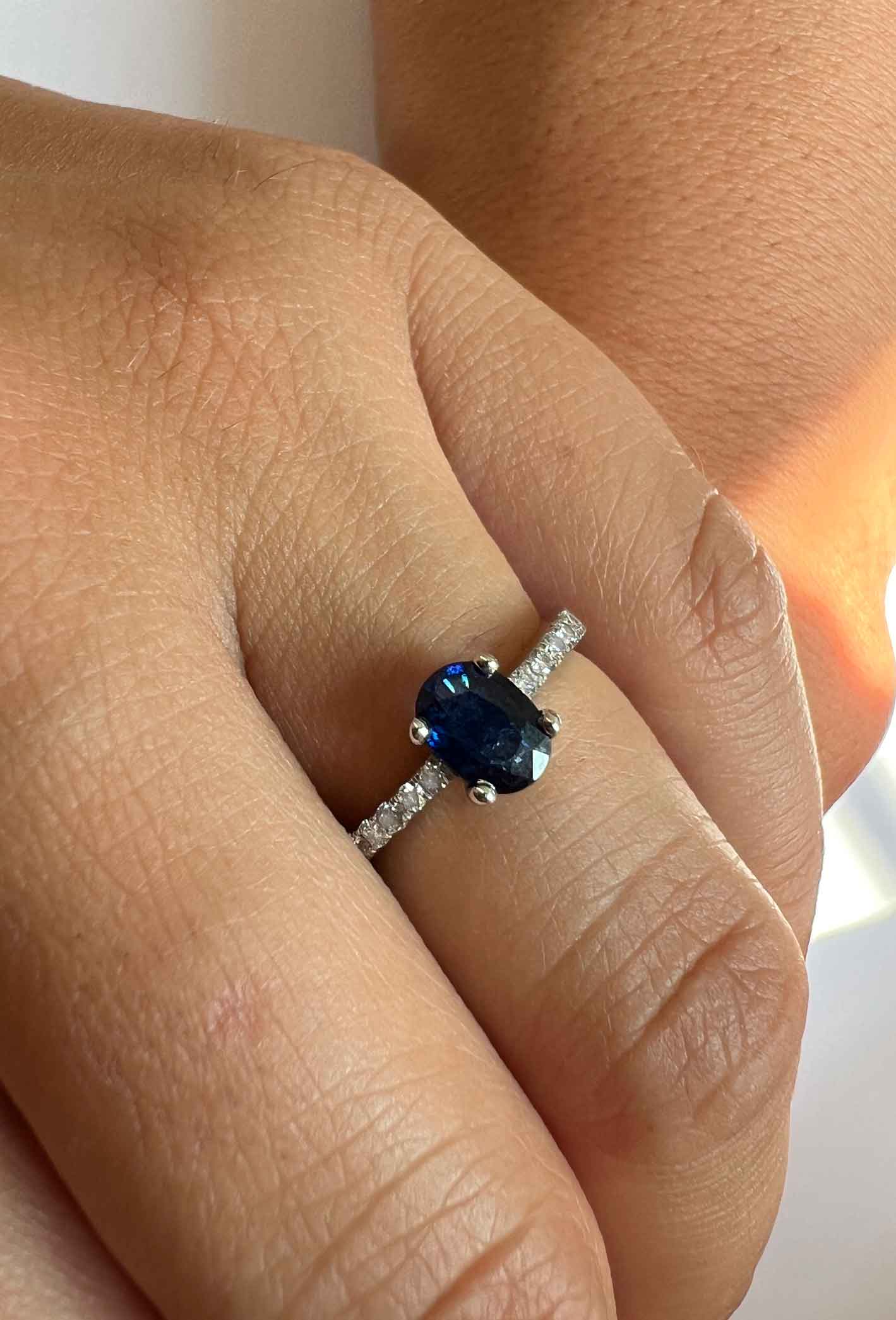 Anillo de oro blanco KIRAZ con brillantes y esmeralda rubies o zafiro