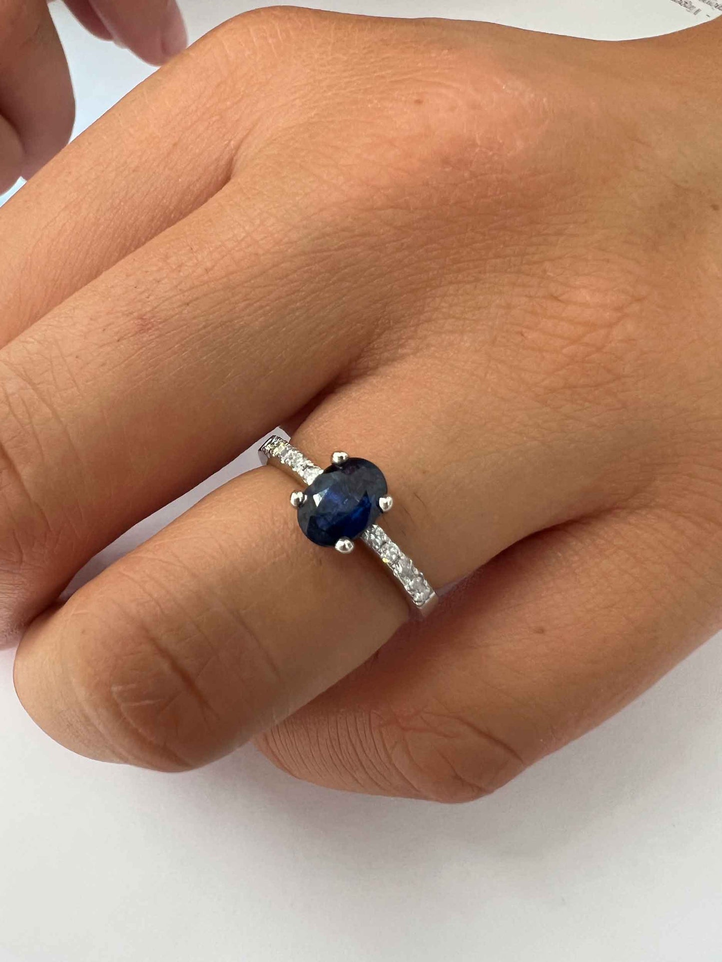 Anillo de oro blanco KIRAZ con brillantes y esmeralda rubies o zafiro
