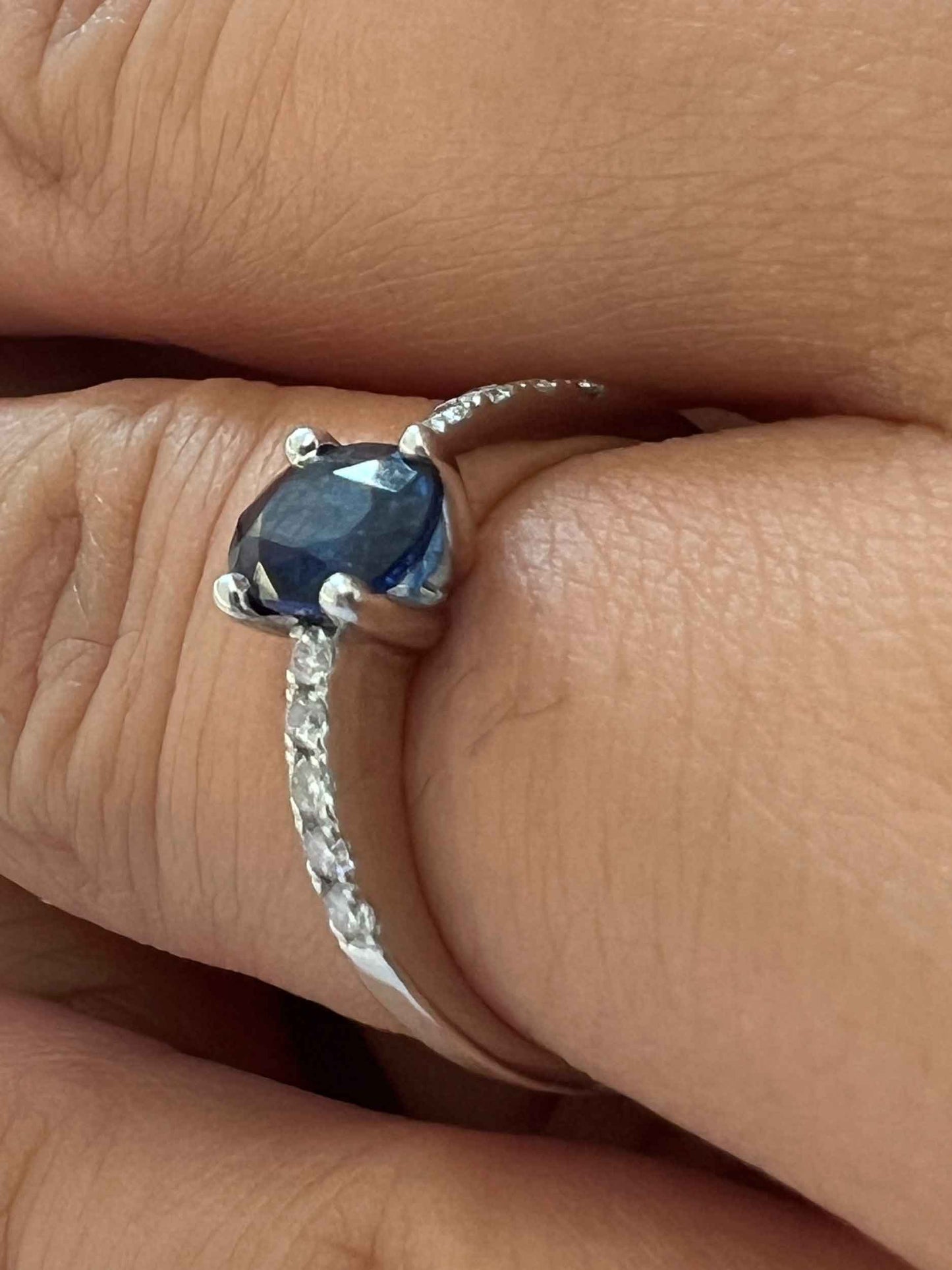 Anillo de oro blanco KIRAZ con brillantes y esmeralda rubies o zafiro