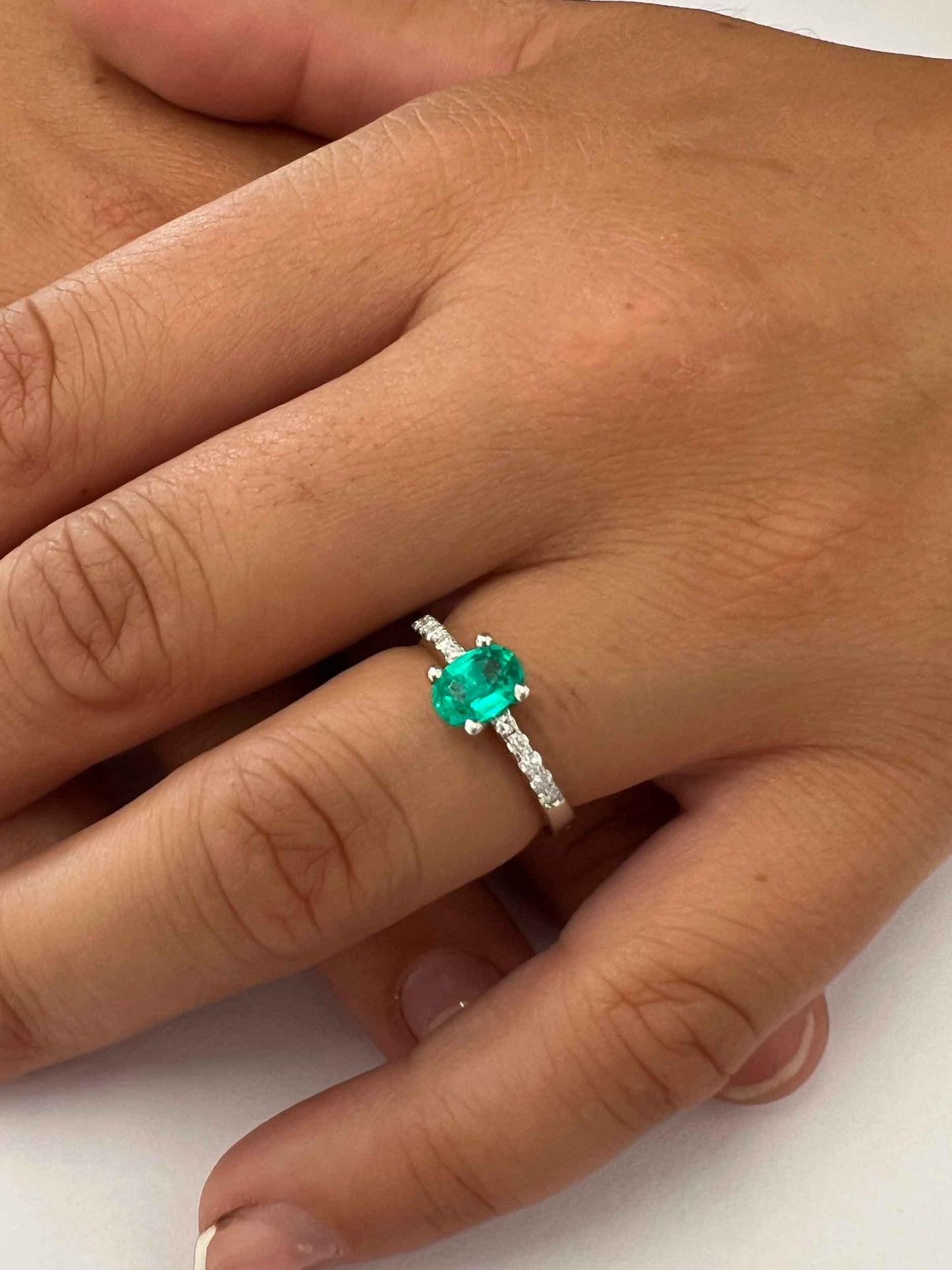 Anillo de oro blanco KIRAZ con brillantes y esmeralda rubies o zafiro