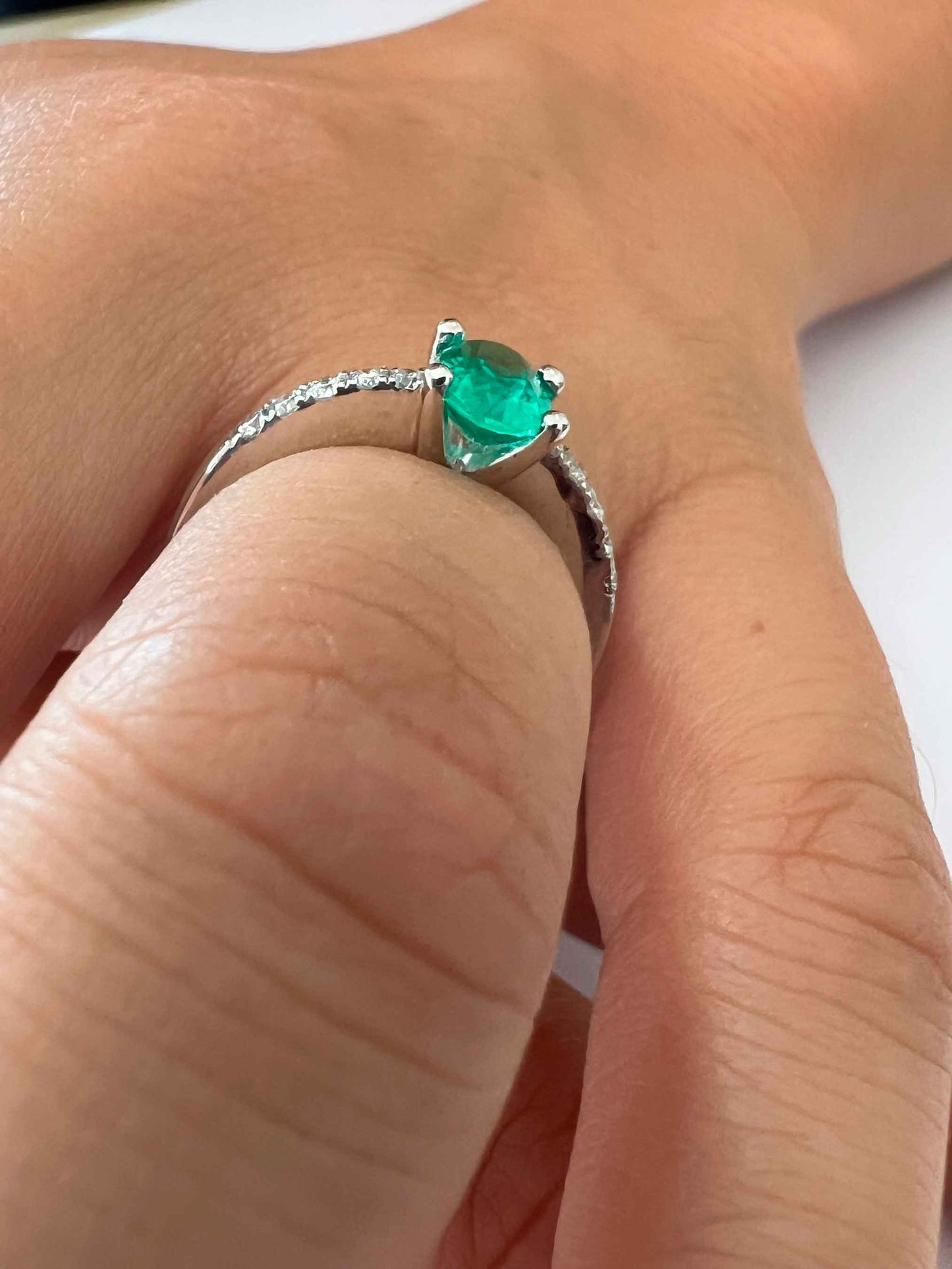 Anillo de oro blanco KIRAZ con brillantes y esmeralda rubies o zafiro