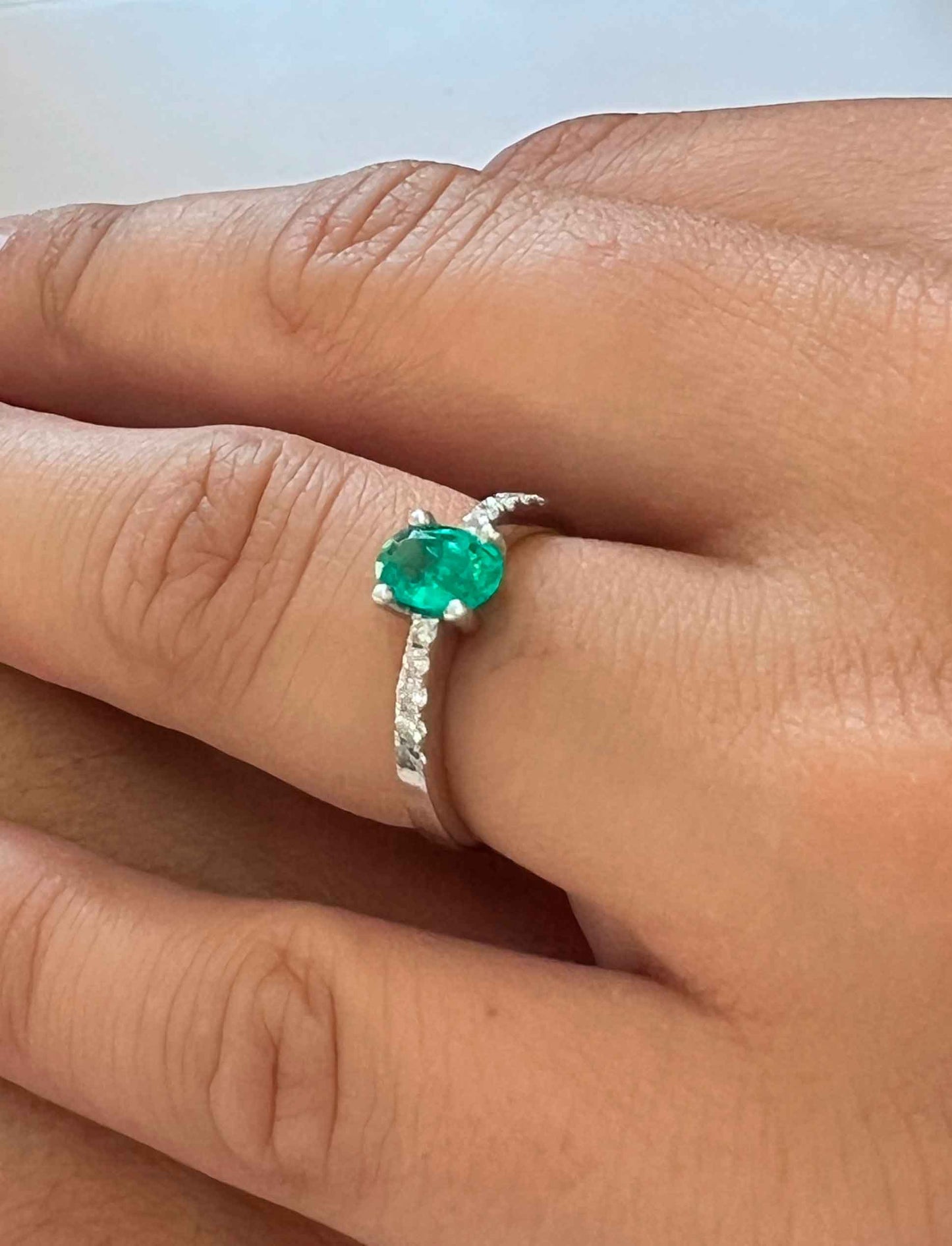 Anillo de oro blanco KIRAZ con brillantes y esmeralda rubies o zafiro