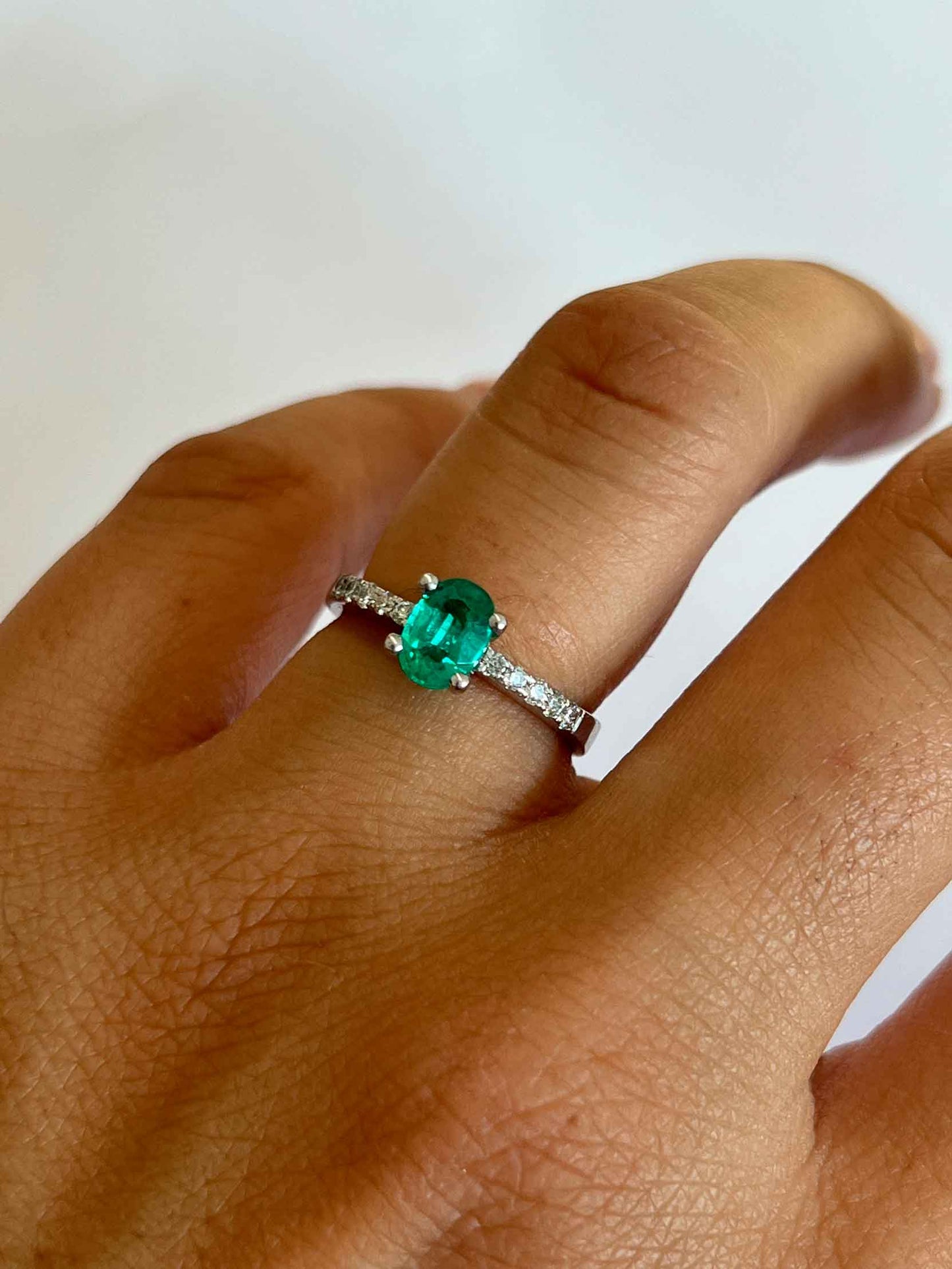 Anillo de oro blanco KIRAZ con brillantes y esmeralda rubies o zafiro