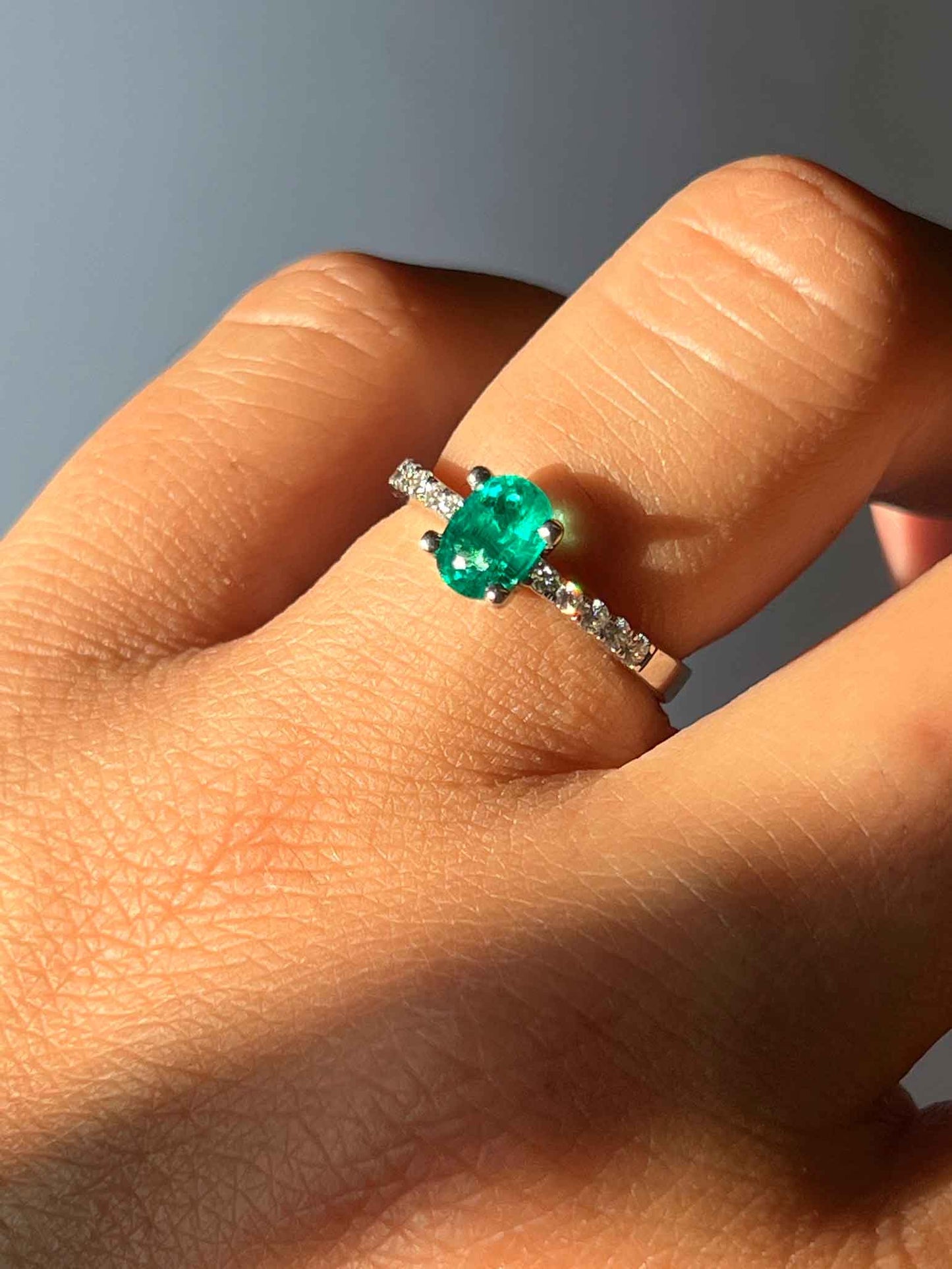 Anillo de oro blanco KIRAZ con brillantes y esmeralda rubies o zafiro