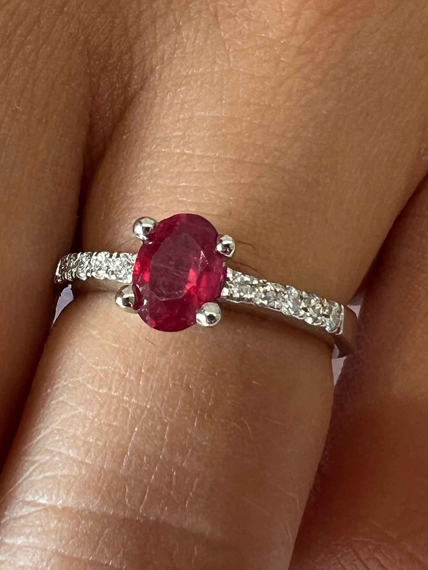 Anillo de oro blanco KIRAZ con brillantes y esmeralda rubies o zafiro