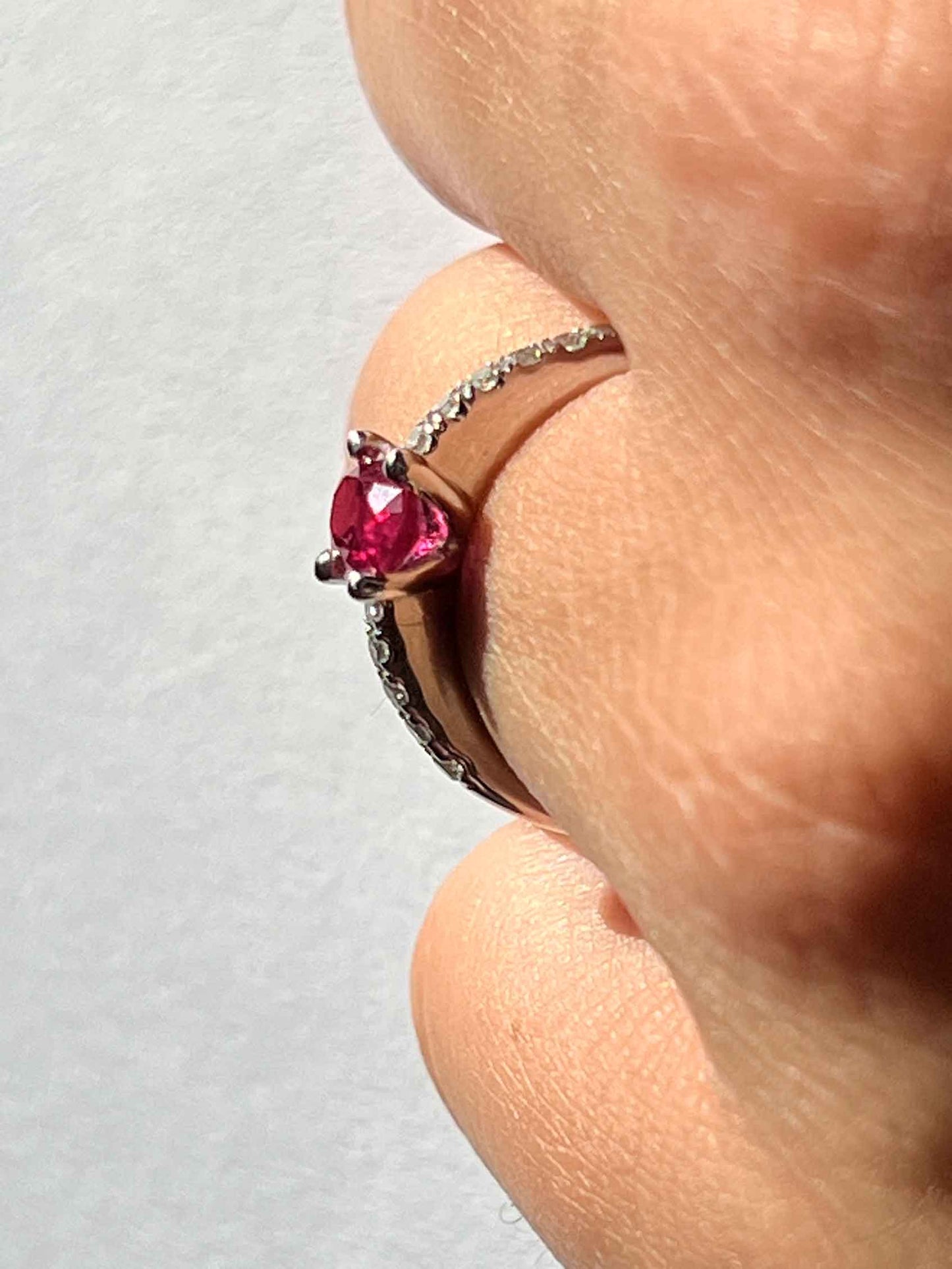 Anillo de oro blanco KIRAZ con brillantes y esmeralda rubies o zafiro