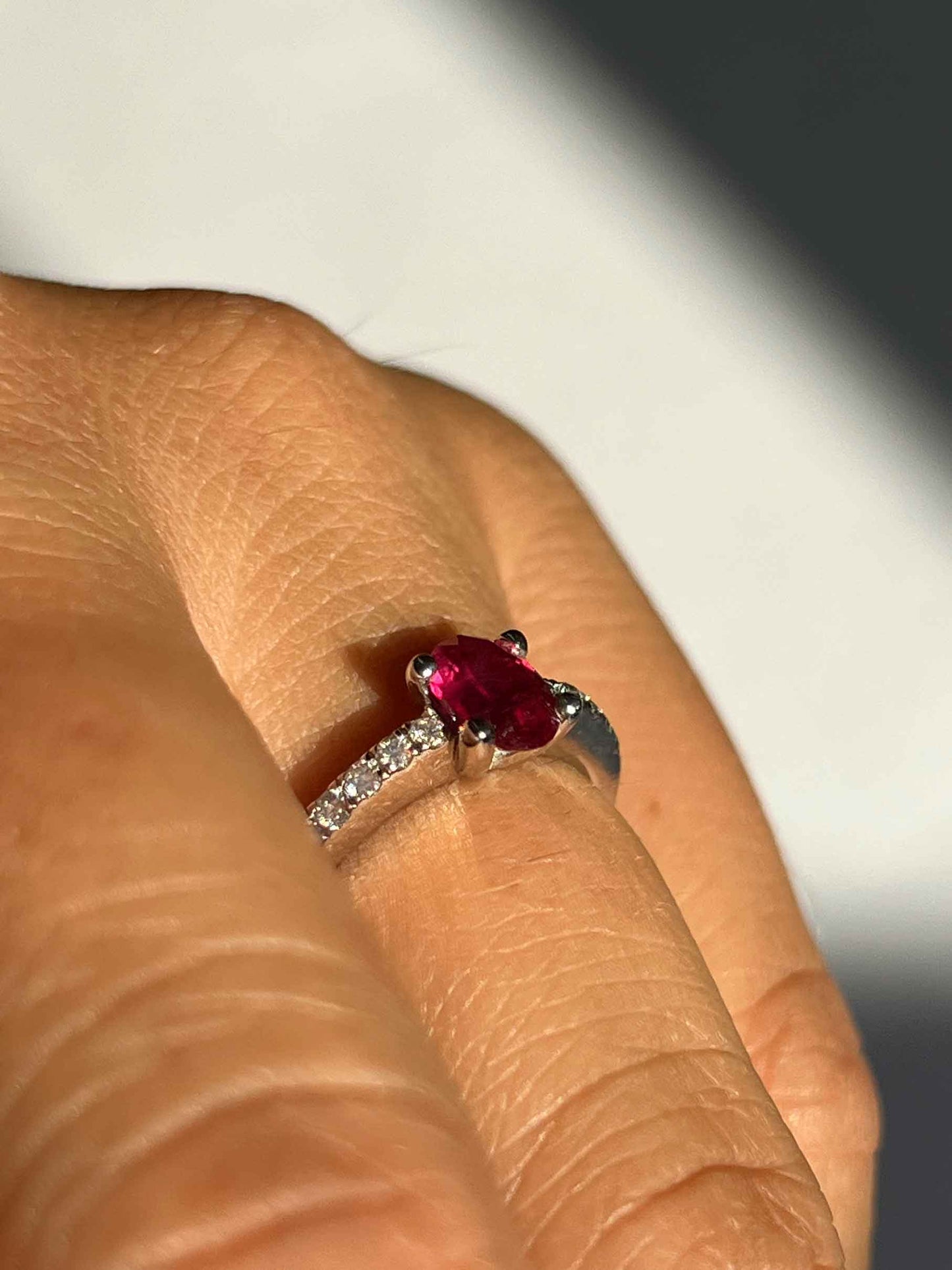 Anillo de oro blanco KIRAZ con brillantes y esmeralda rubies o zafiro