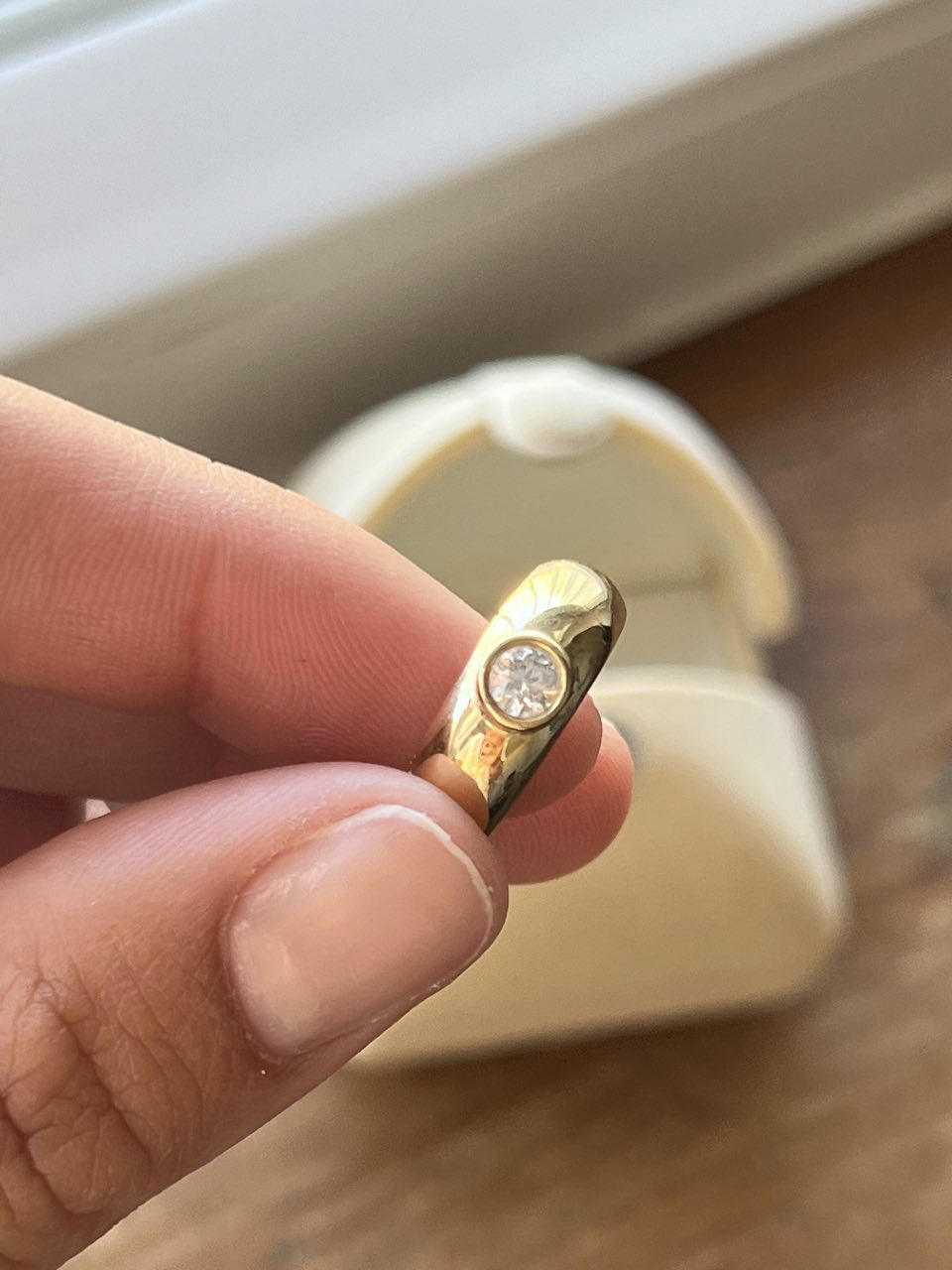 LEMOS, anillo en oro de 18 kilates con centro brillante o zafiro