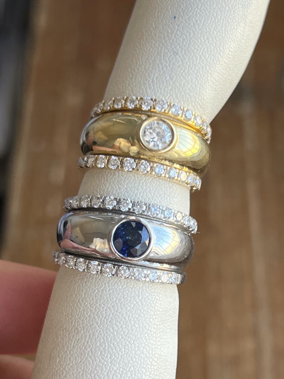 LEMOS, anillo en oro de 18 kilates con centro brillante o zafiro