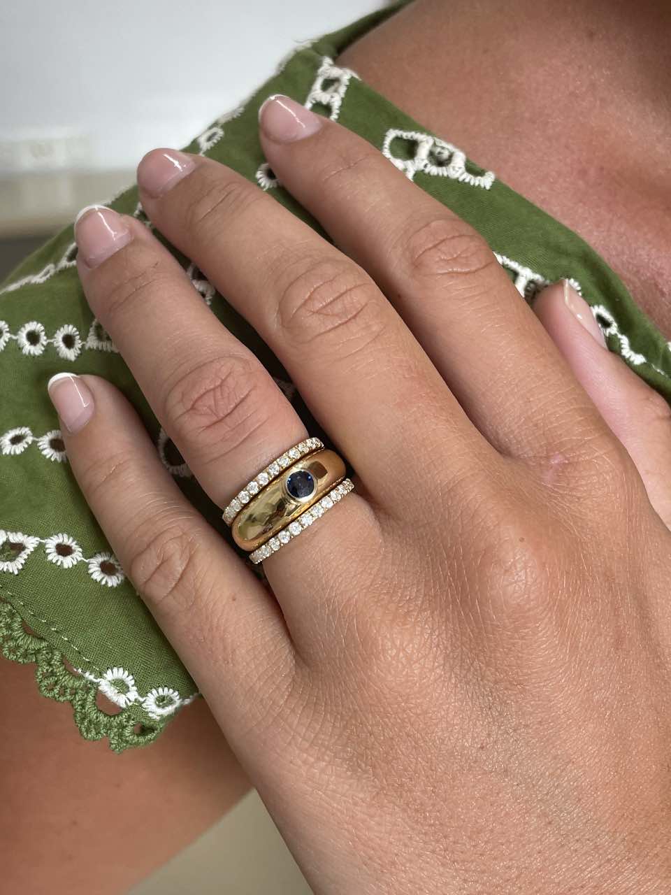 LEMOS, anillo en oro de 18 kilates con centro brillante o zafiro