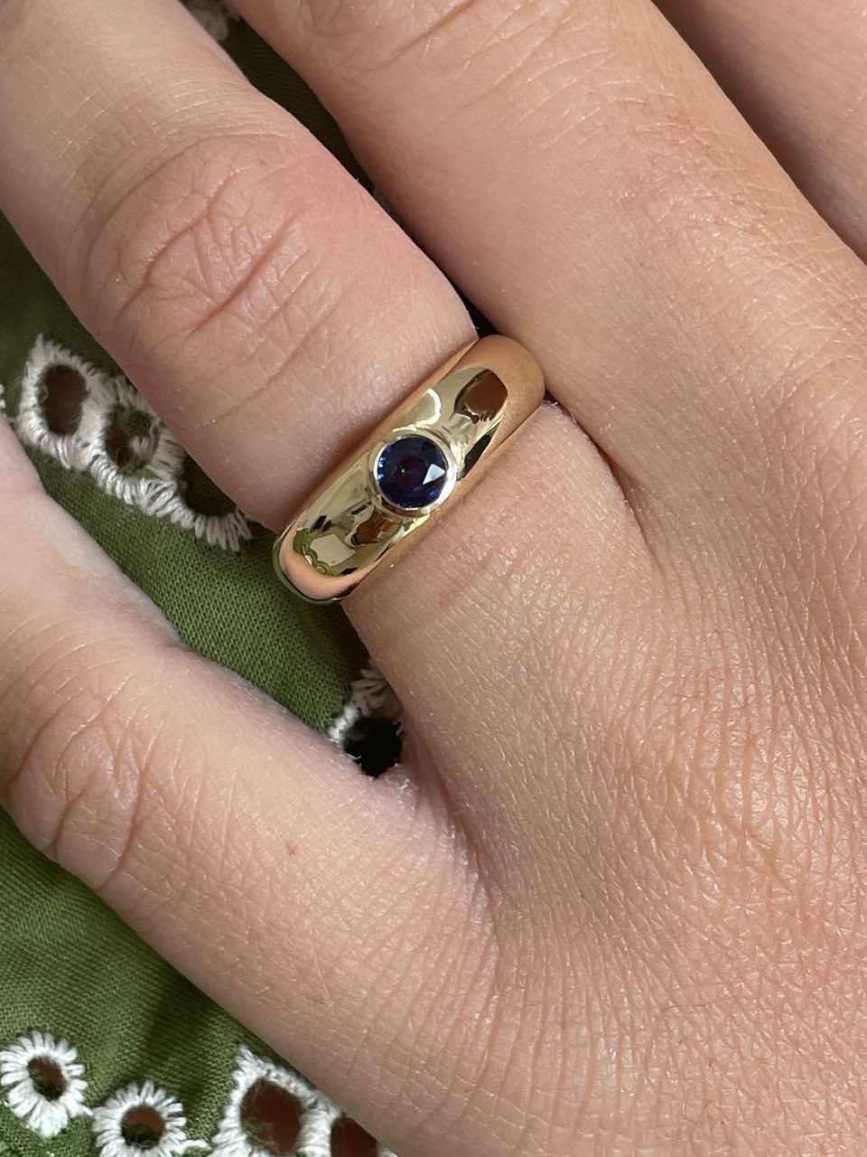 LEMOS, anillo en oro de 18 kilates con centro brillante o zafiro