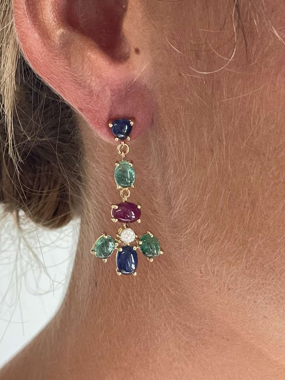 Pendiente TUTTI FRUTTI Esmeralda, Rubies, Zafiros y brillantes en oro