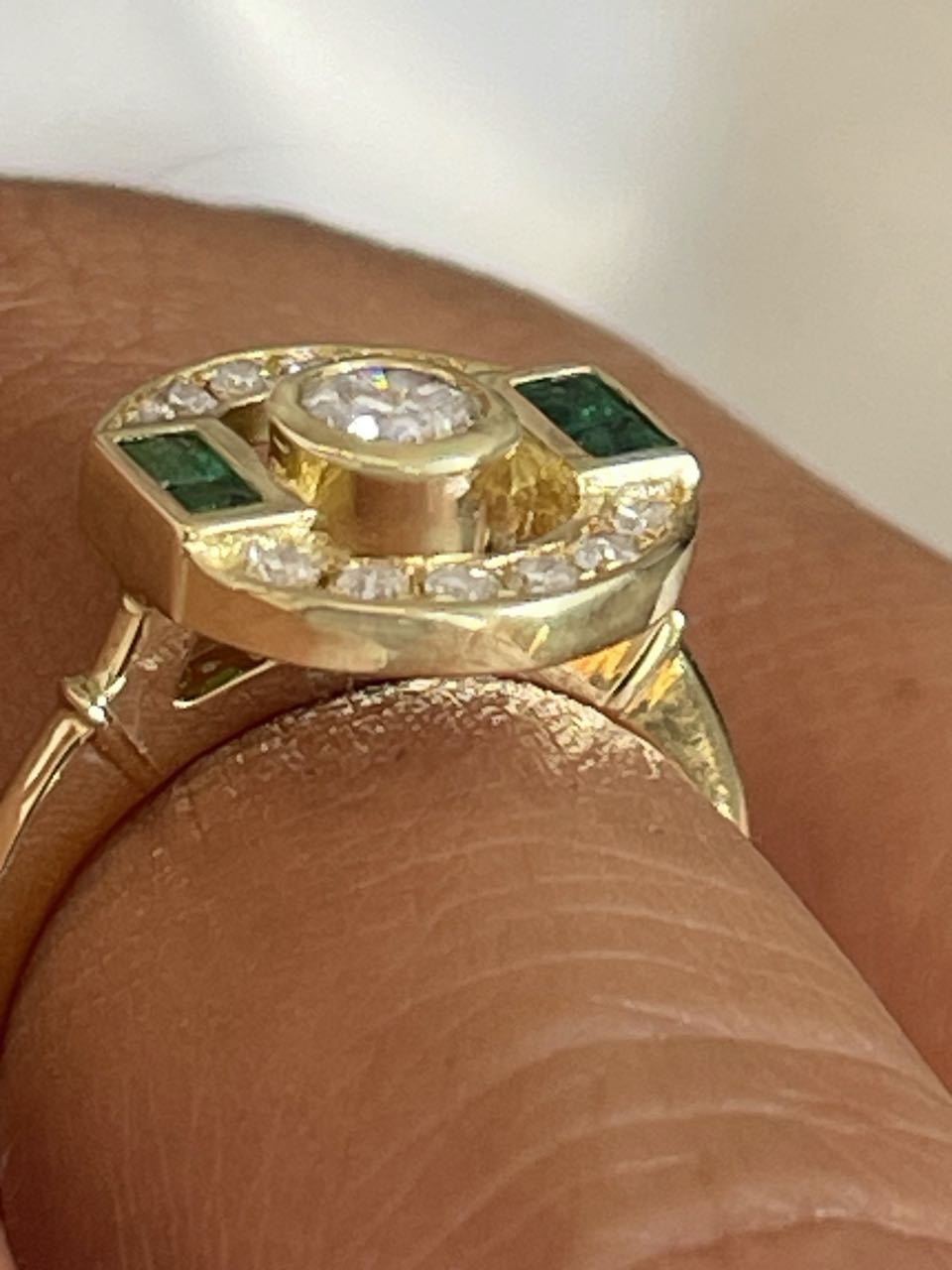 Anillo PACIFICO oro blanco o amarillo 18 ktes brillantes y esmeraldas o zafiros