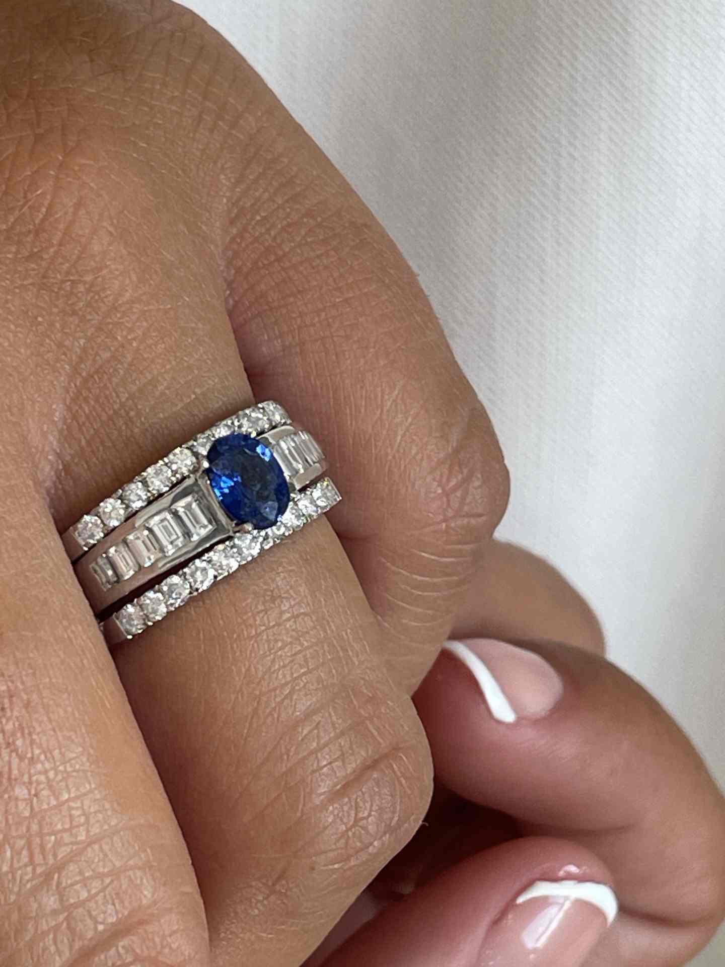 Anillo PELEGRINO oro blanco 18 ktes con brillantes, esmeralda o zafiro