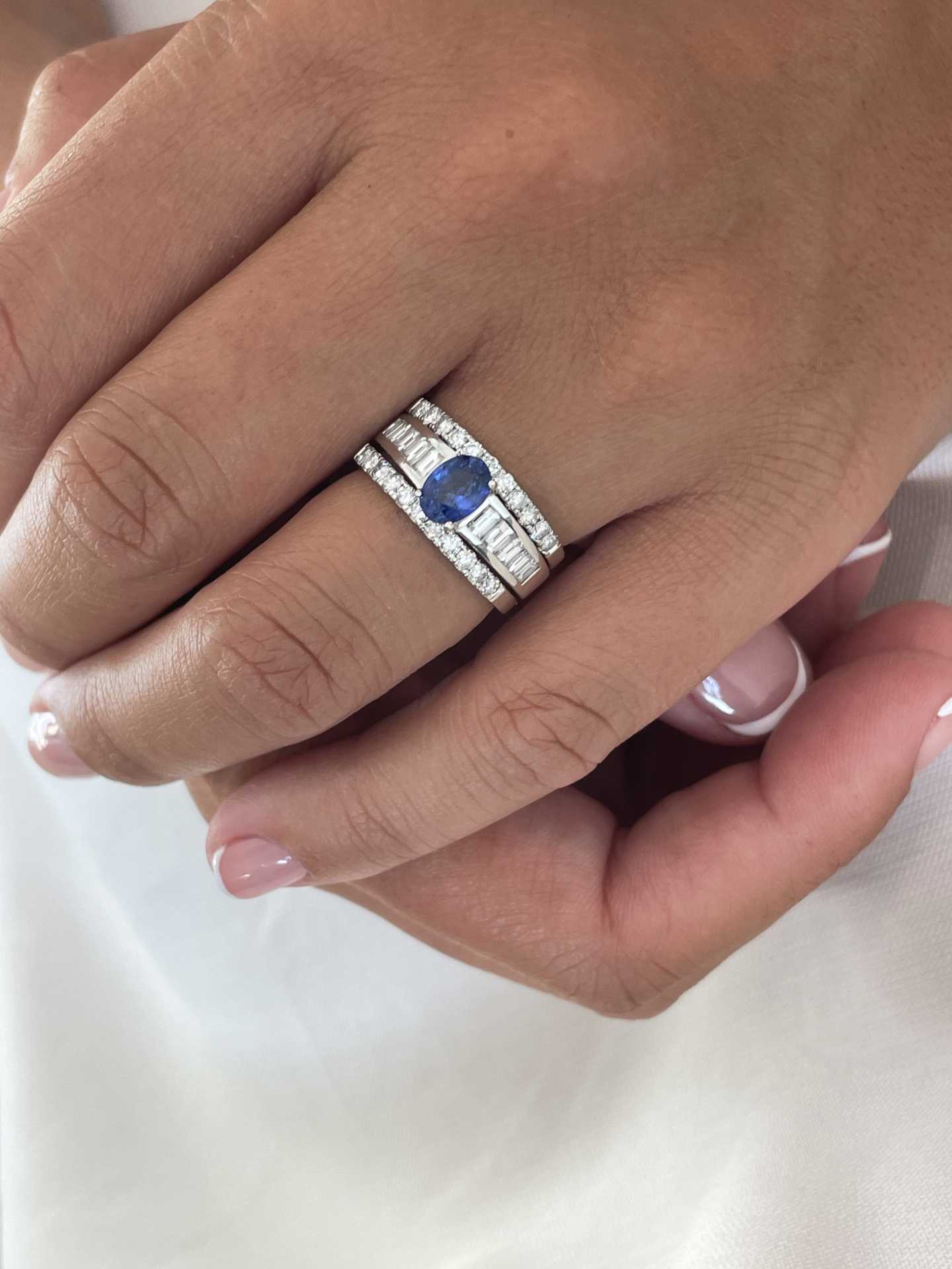 Anillo PELEGRINO oro blanco 18 ktes con brillantes, esmeralda o zafiro