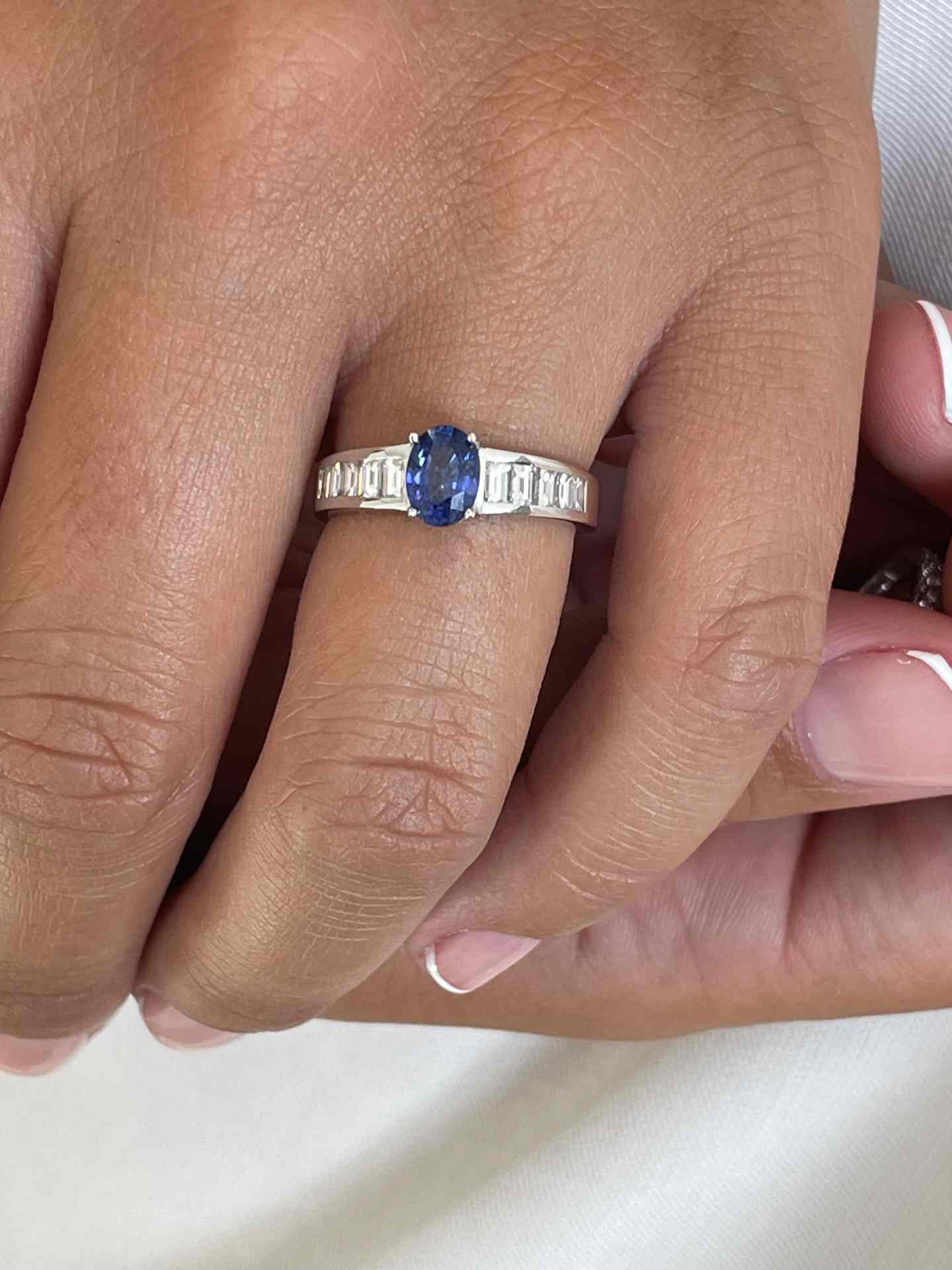 Anillo PELEGRINO oro blanco 18 ktes con brillantes, esmeralda o zafiro