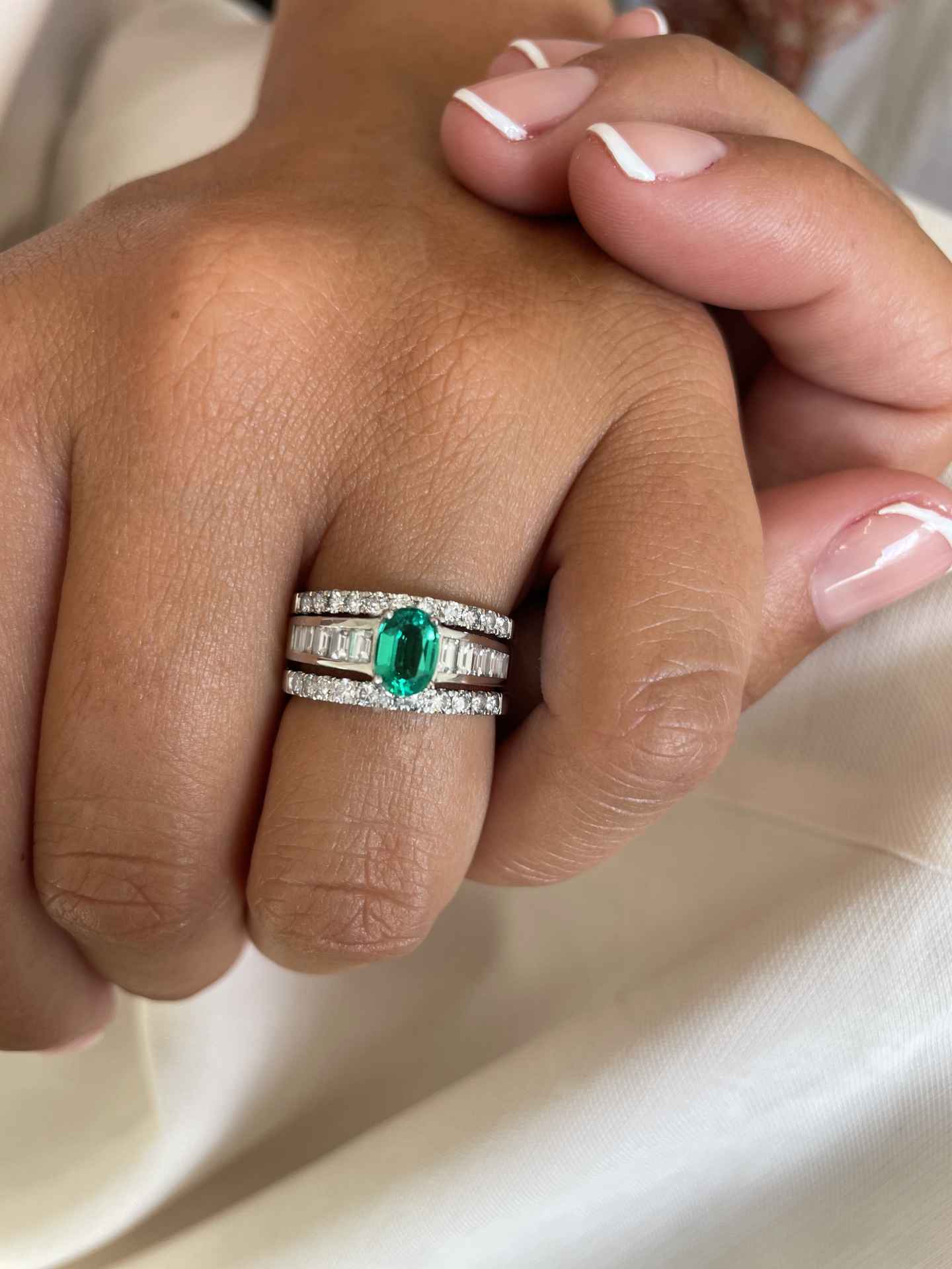 Anillo PELEGRINO oro blanco 18 ktes con brillantes, esmeralda o zafiro