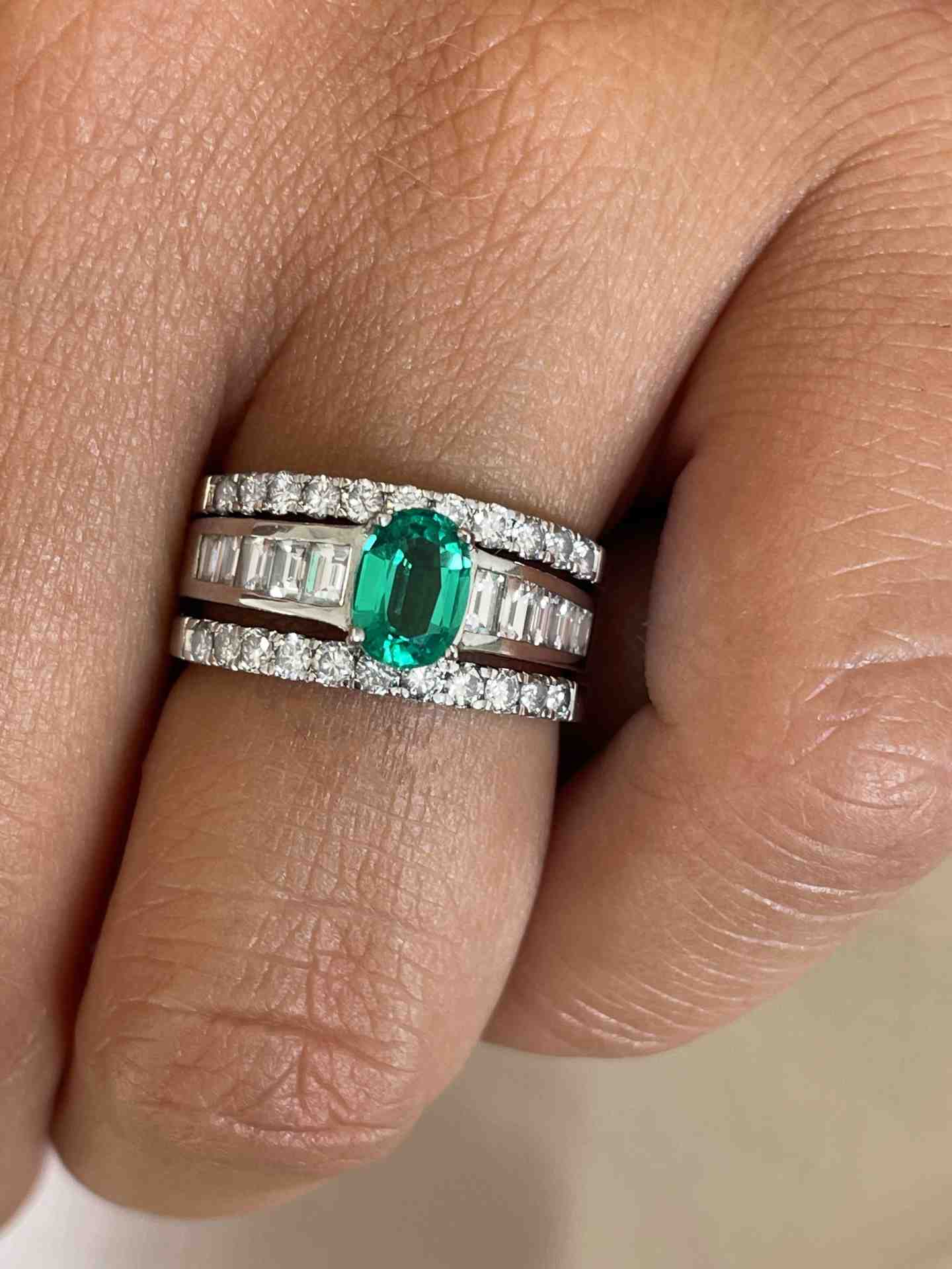 Anillo PELEGRINO oro blanco 18 ktes con brillantes, esmeralda o zafiro