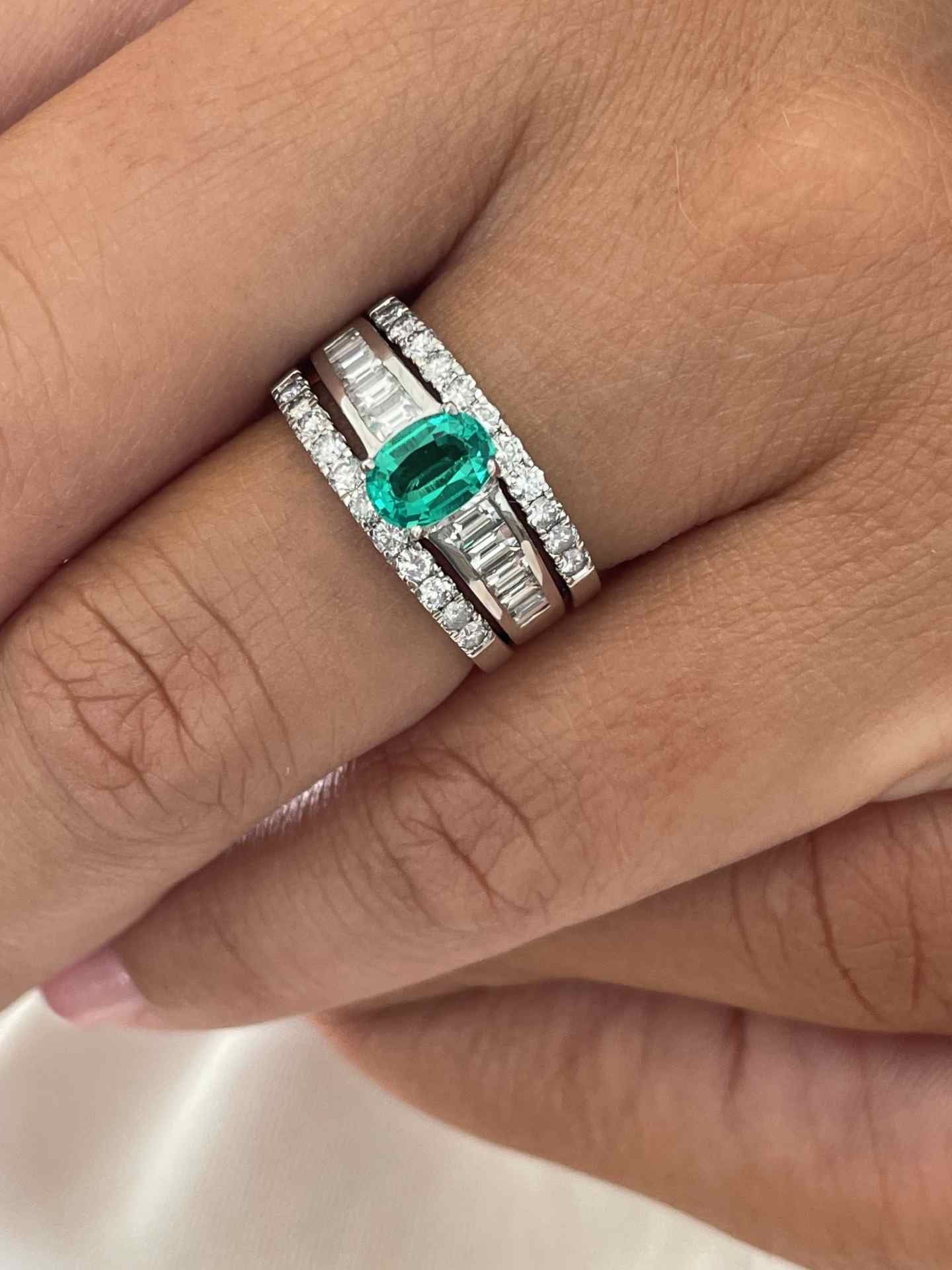 Anillo PELEGRINO oro blanco 18 ktes con brillantes, esmeralda o zafiro