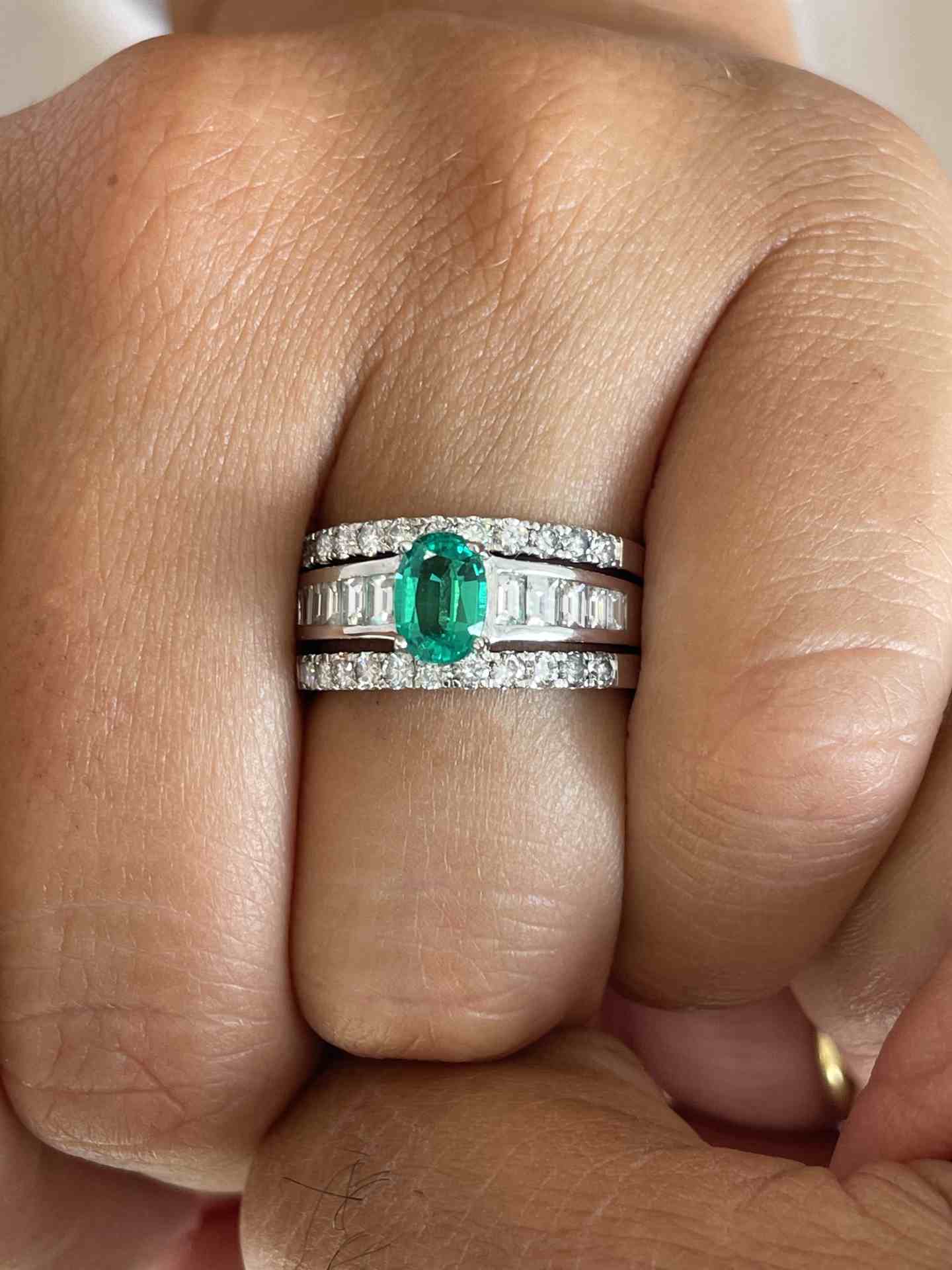 Anillo PELEGRINO oro blanco 18 ktes con brillantes, esmeralda o zafiro