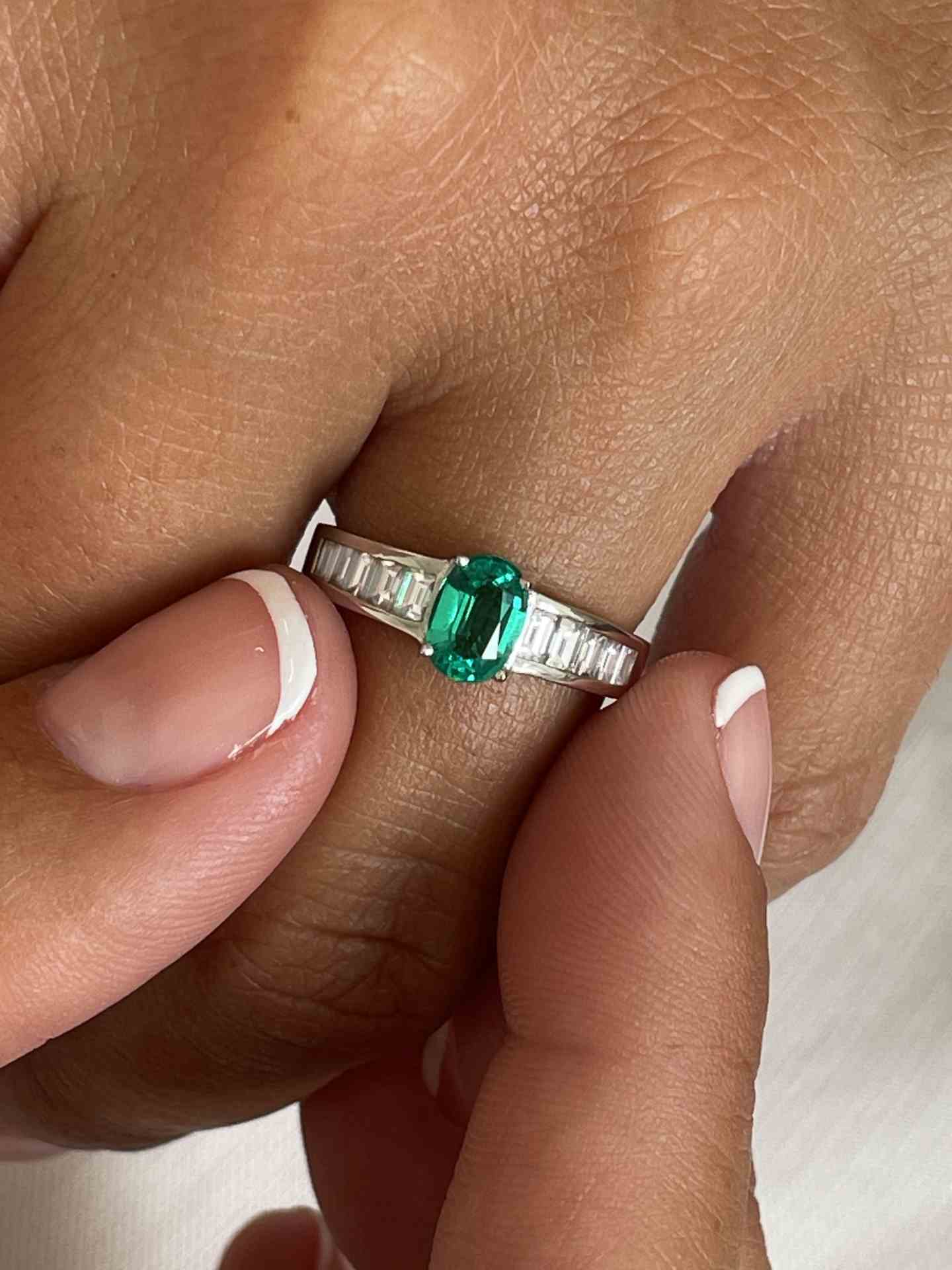 Anillo PELEGRINO oro blanco 18 ktes con brillantes, esmeralda o zafiro