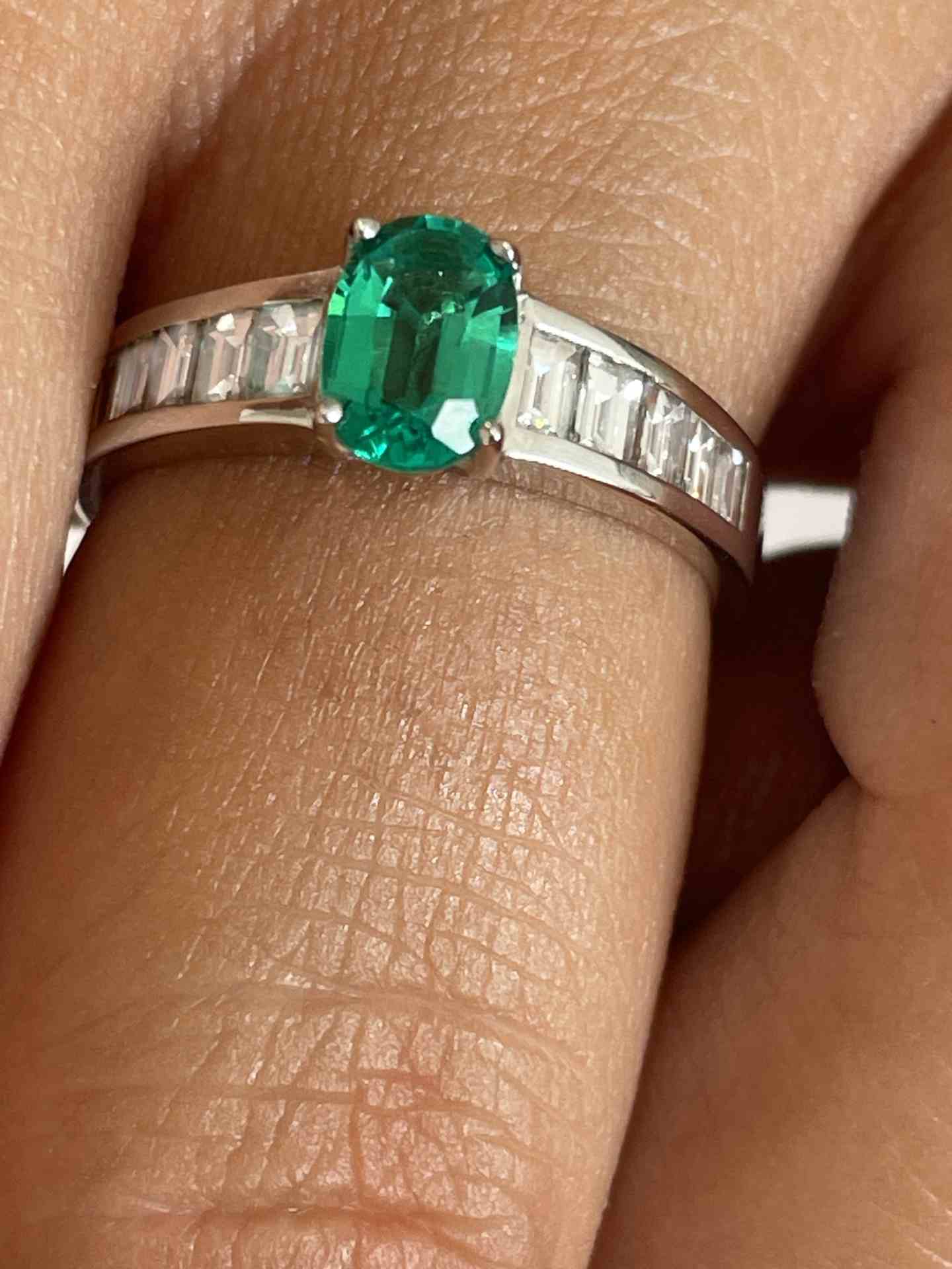 Anillo PELEGRINO oro blanco 18 ktes con brillantes, esmeralda o zafiro