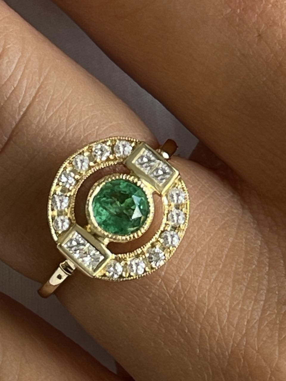 Anillo CAMPANILLA en oro blanco o amarillo de 18 ktes esmeralda y zafiro