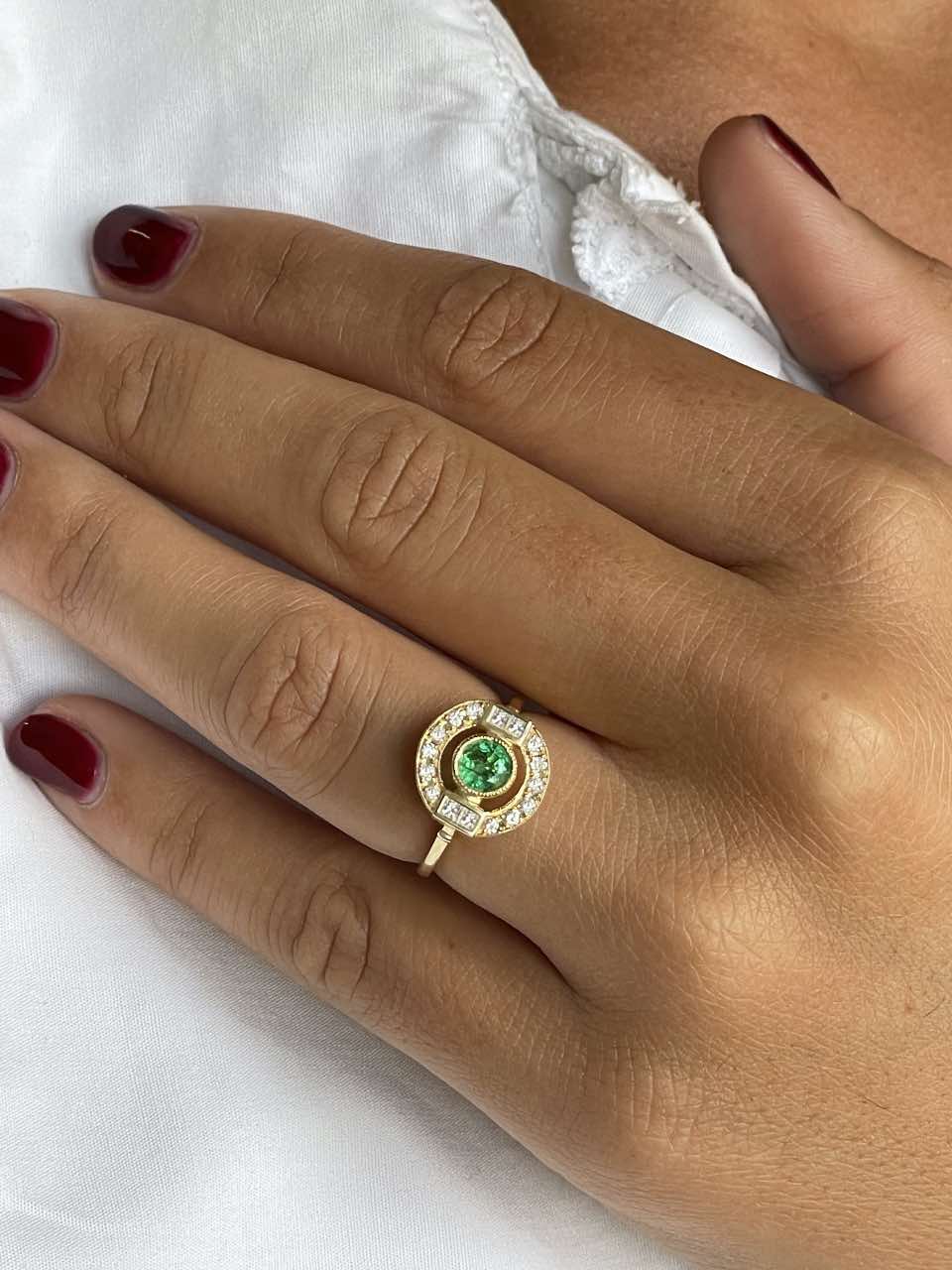 Anillo CAMPANILLA en oro blanco o amarillo de 18 ktes esmeralda y zafiro