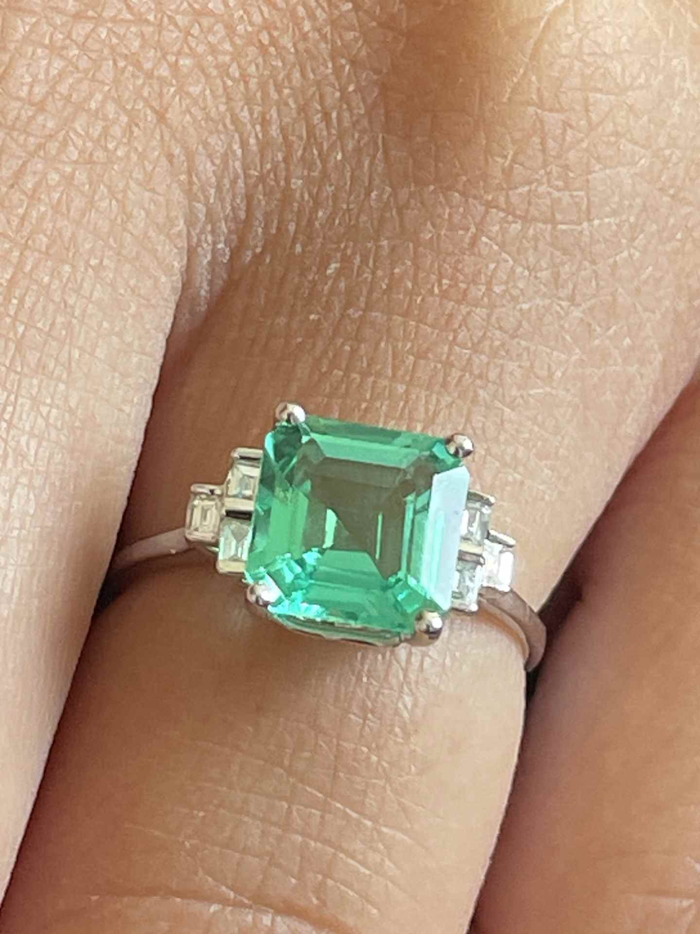 Anillo TOULON esmeralda y diamantes talla baguetes en oro blanco 18 ktes