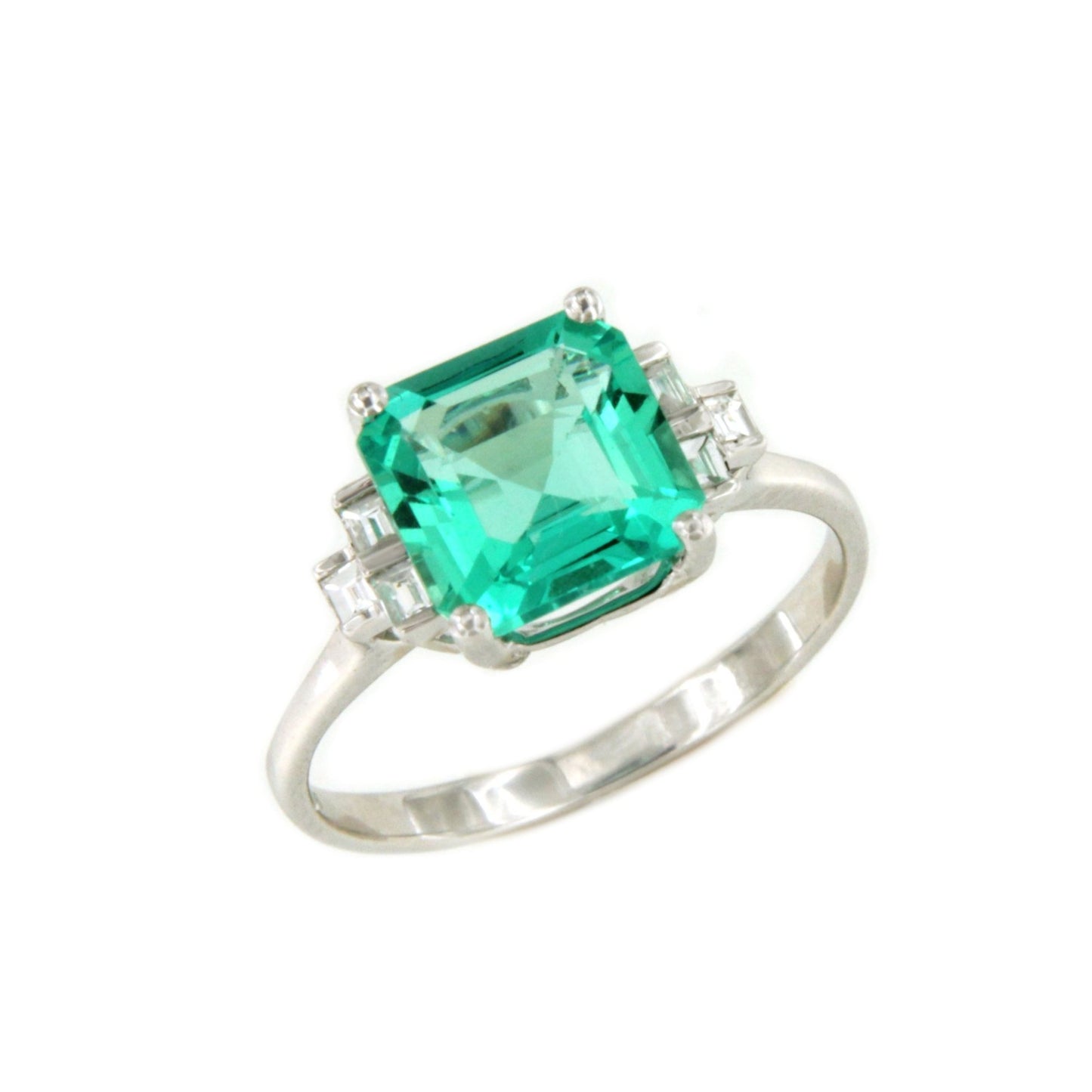 Anillo TOULON esmeralda y diamantes talla baguetes en oro blanco 18 ktes