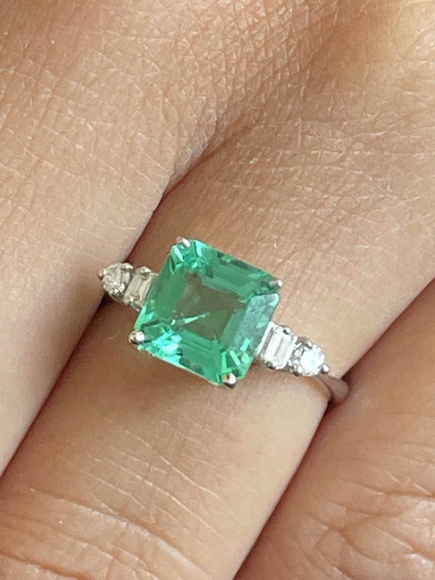 ORLEANS ring in emeralds with diamonds and 18k white gold.