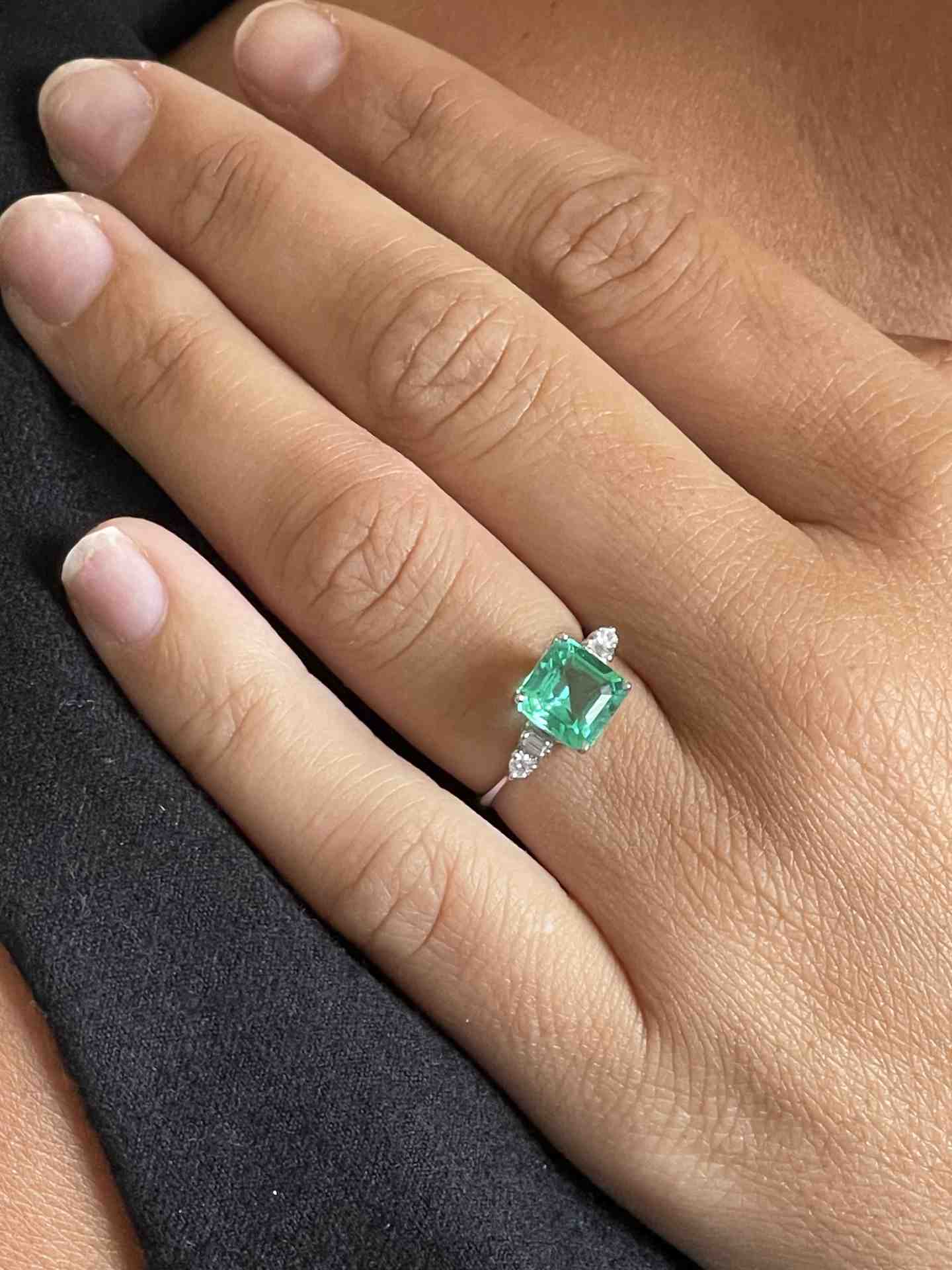 ORLEANS ring in emeralds with diamonds and 18k white gold.
