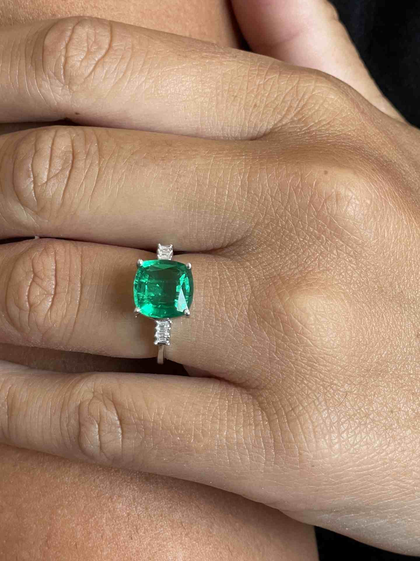PERPIÑAN ring in 18k white gold with emerald and baguettes