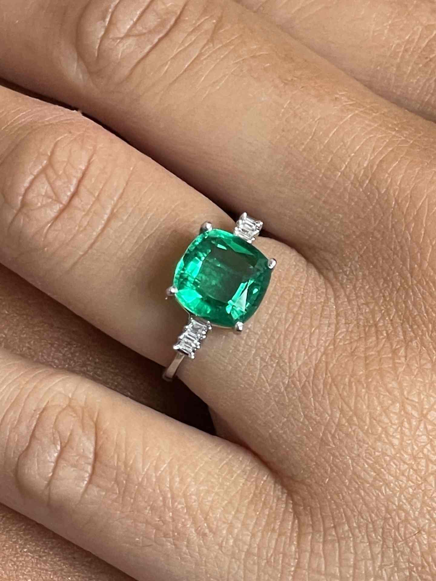 PERPIÑAN ring in 18k white gold with emerald and baguettes