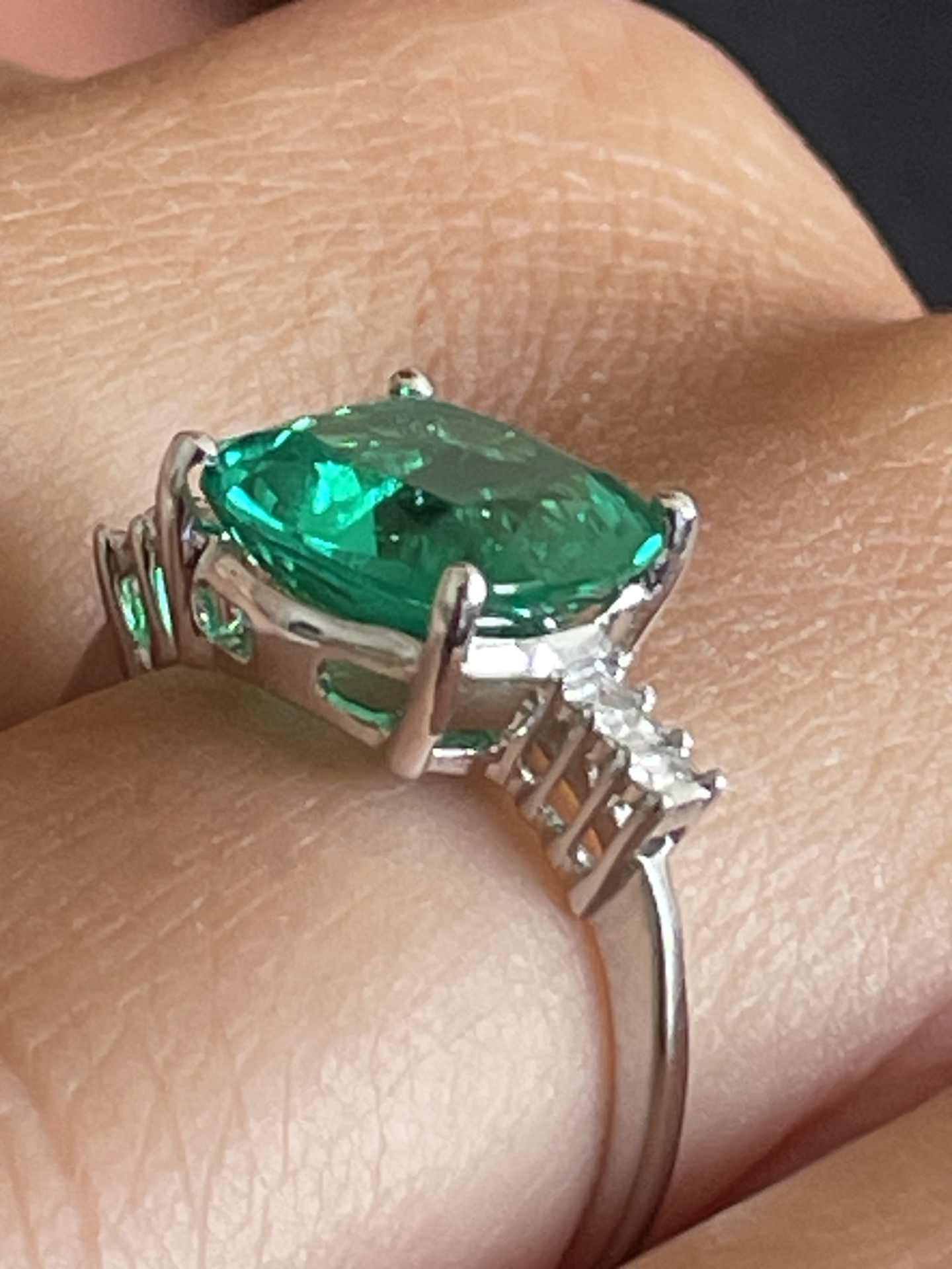 PERPIÑAN ring in 18k white gold with emerald and baguettes