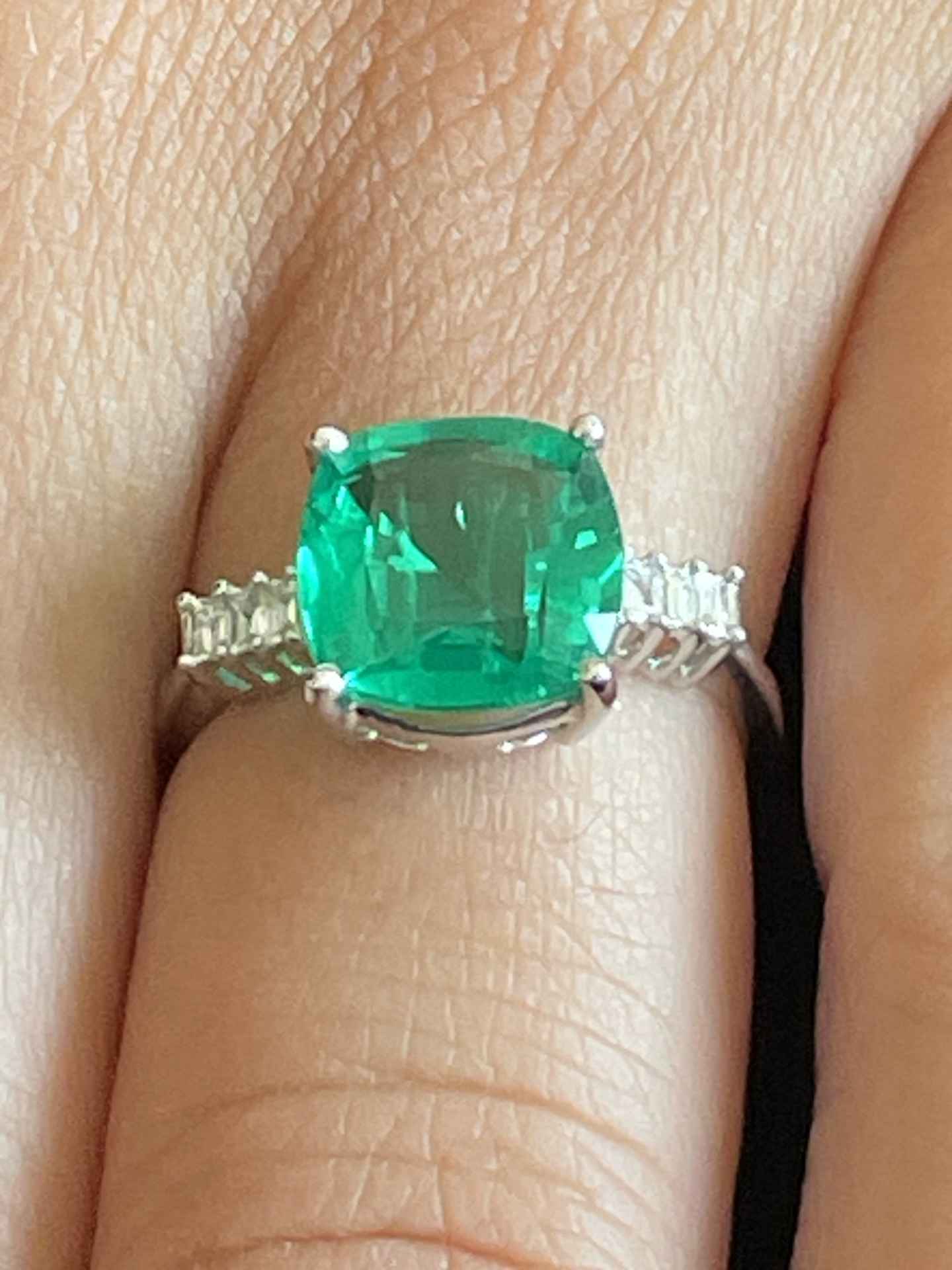 PERPIÑAN ring in 18k white gold with emerald and baguettes