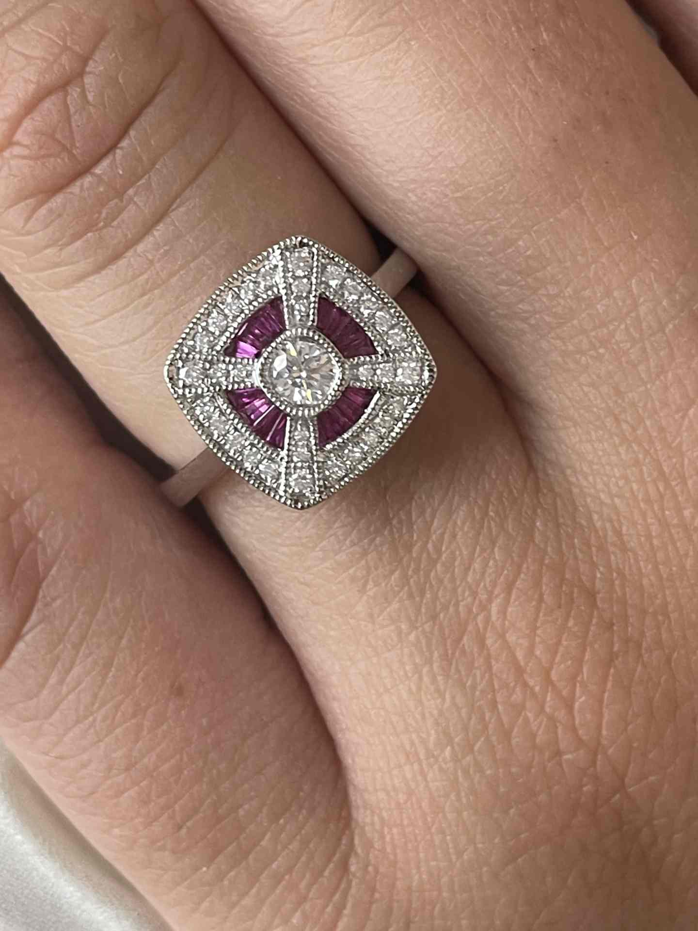 Anillo JORDAN solitario con brillantes y taipes de esmeraldas, rubies o zafiros