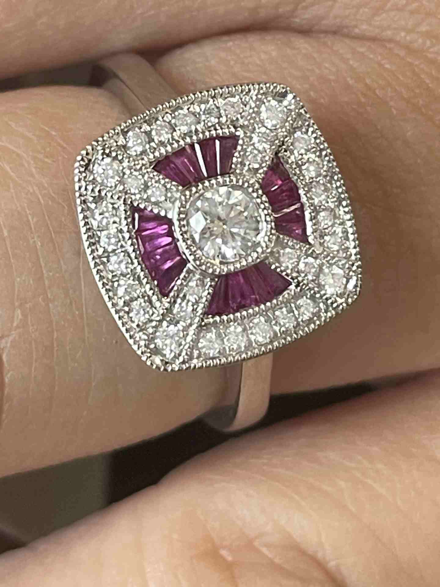 Anillo JORDAN solitario con brillantes y taipes de esmeraldas, rubies o zafiros