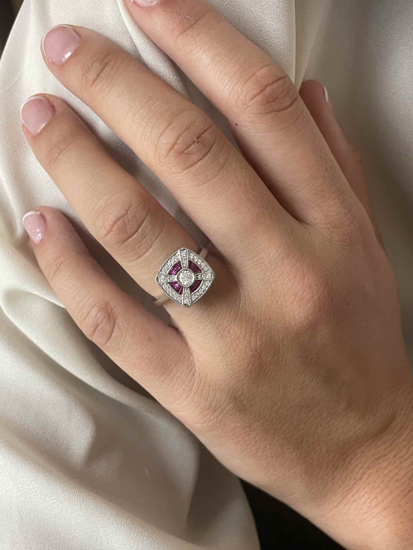 Anillo JORDAN solitario con brillantes y taipes de esmeraldas, rubies o zafiros