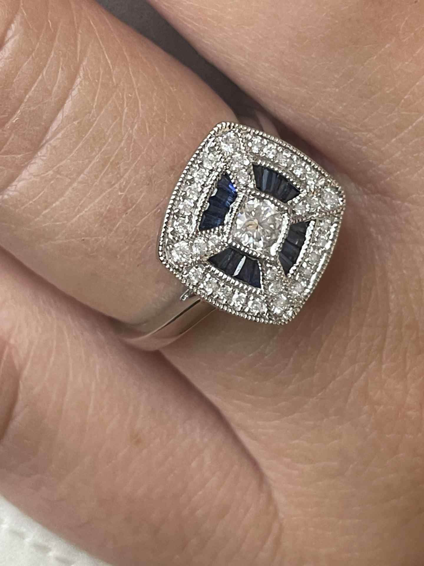 Anillo JORDAN solitario con brillantes y taipes de esmeraldas, rubies o zafiros