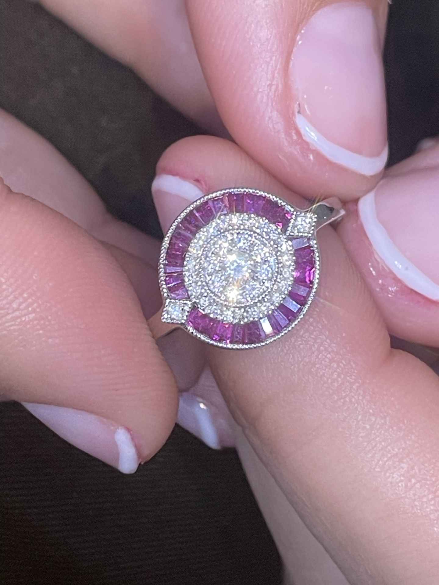 Anillo ANIS oro blanco 18 ktes brillantes y taypes de rubies