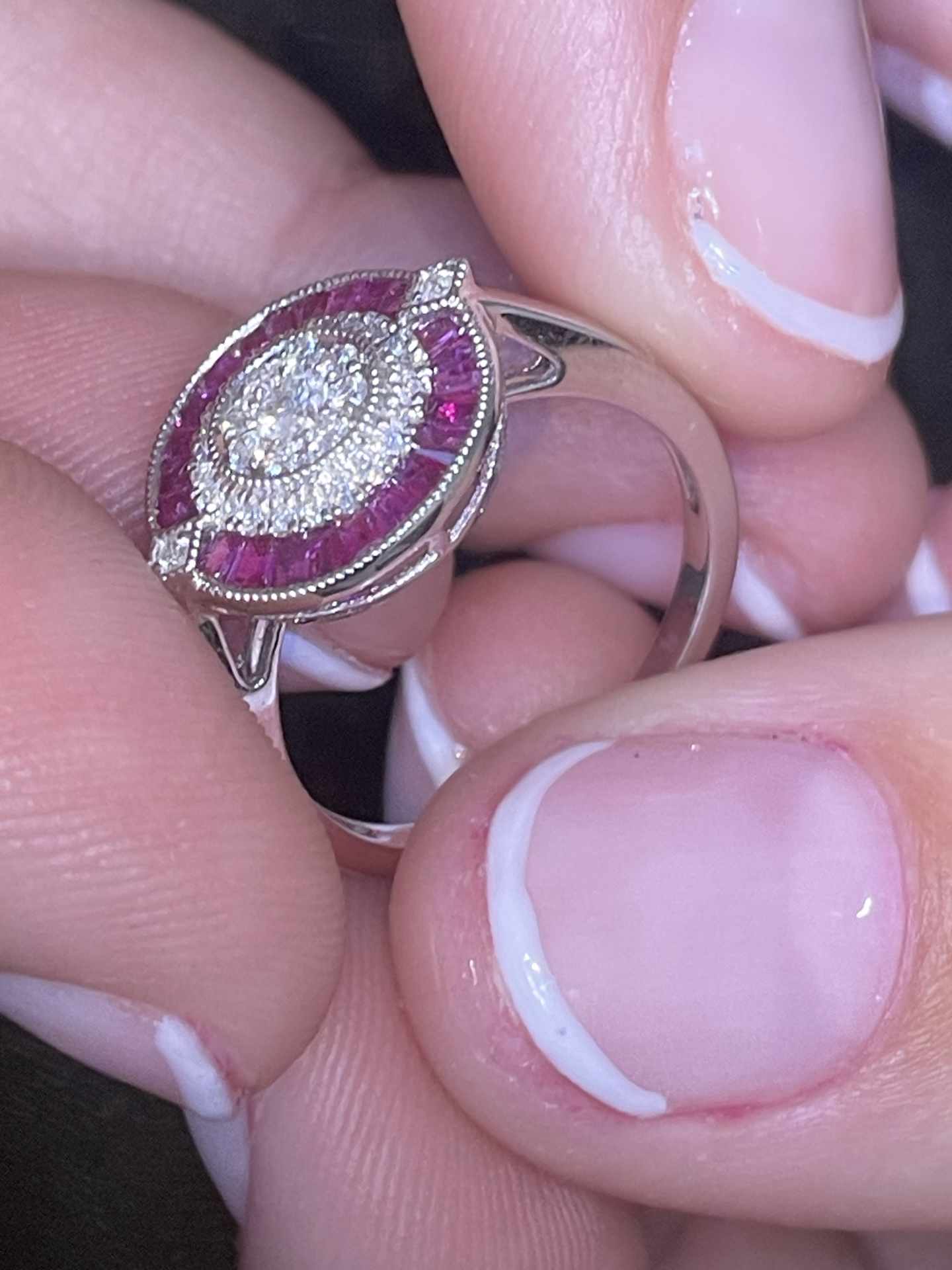 Anillo ANIS oro blanco 18 ktes brillantes y taypes de rubies