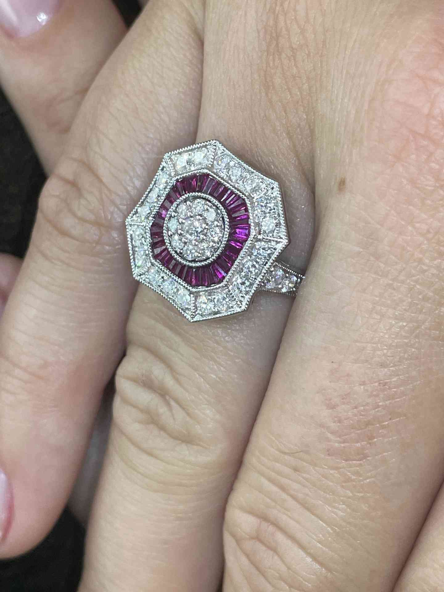 Anillo BOA en oro blanco de 18 ktes con brillantes y taypes de rubies