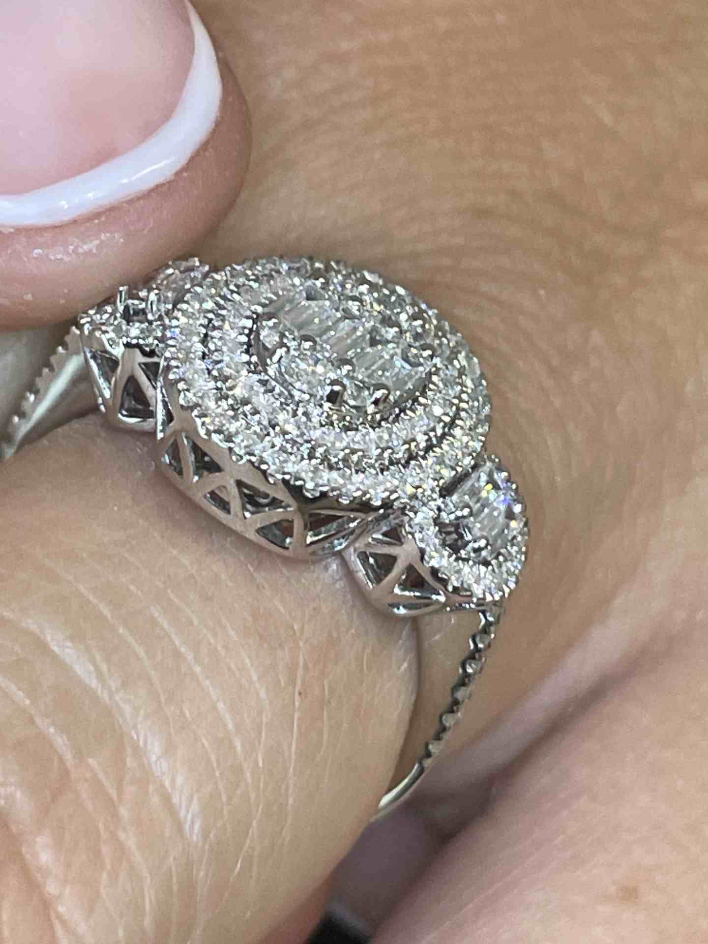 Anillo CEDRO en oro blanco de 18 ktes diamantes talla brillantes y baguettes