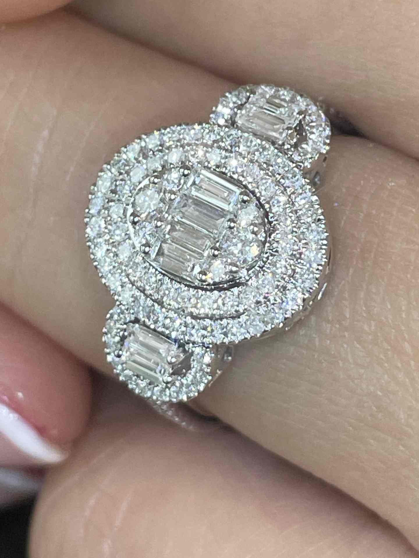 Anillo CEDRO en oro blanco de 18 ktes diamantes talla brillantes y baguettes