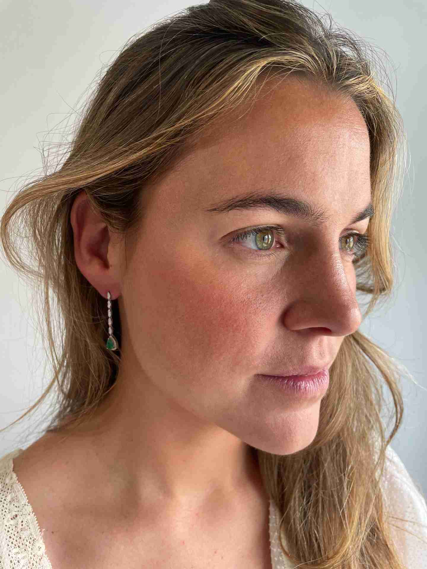 Pendientes NANTES largos oro blanco 18 ktes esmeralda y brillantes