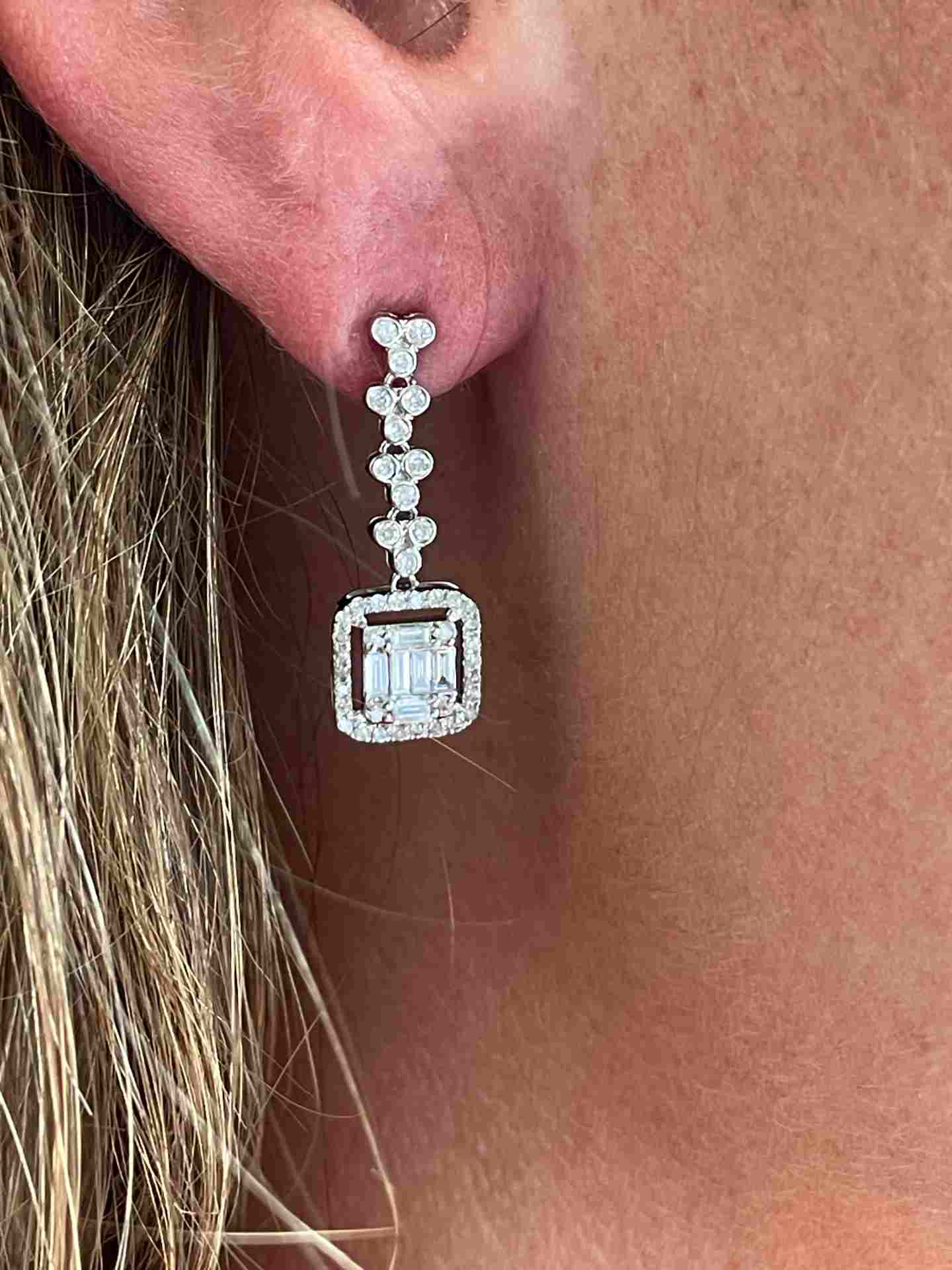 Pendientes PARIS en oro blanco 18 ktes con brillantes y baguettes